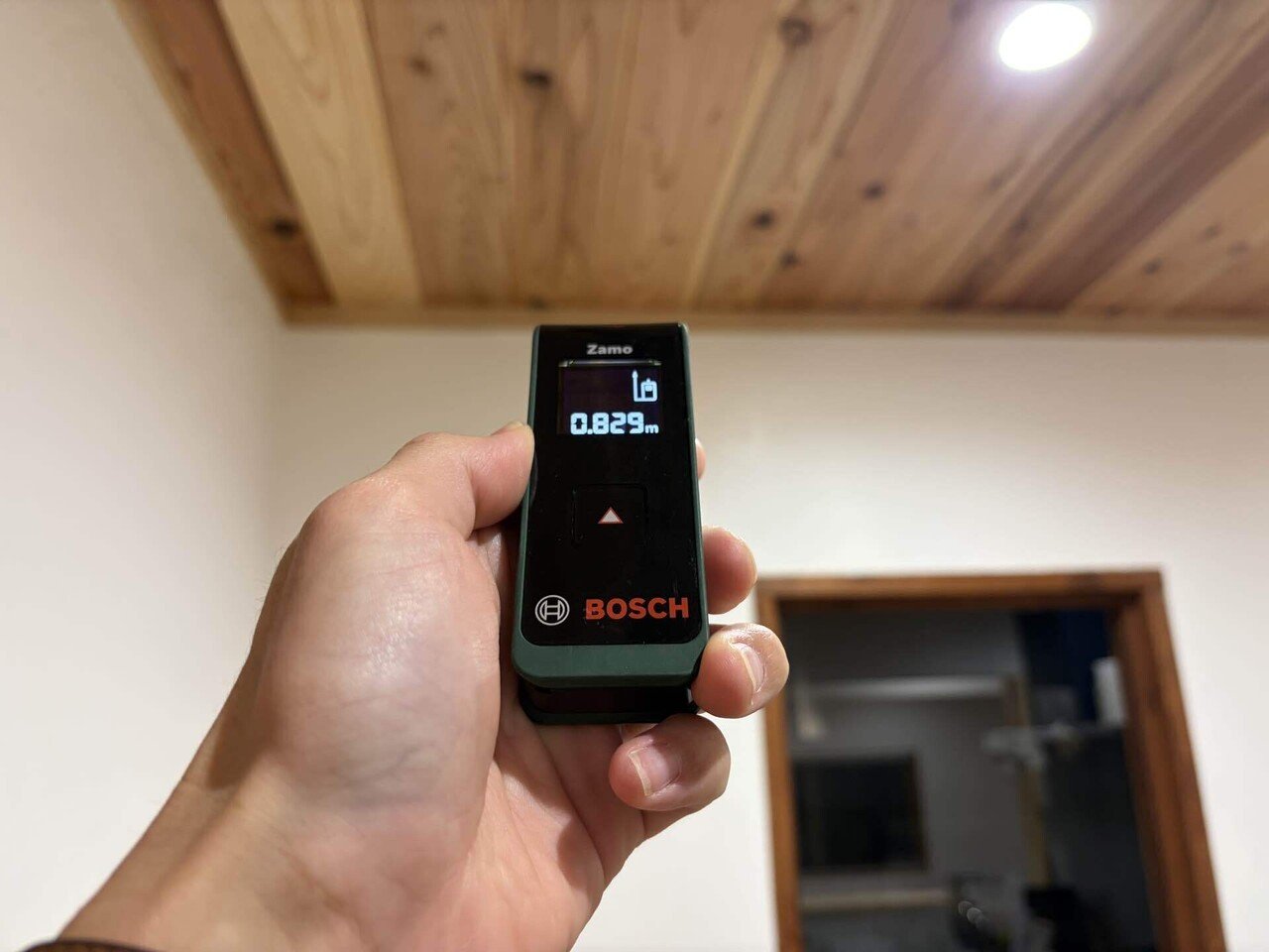 BOSCHのレーザー距離計を持つ様子