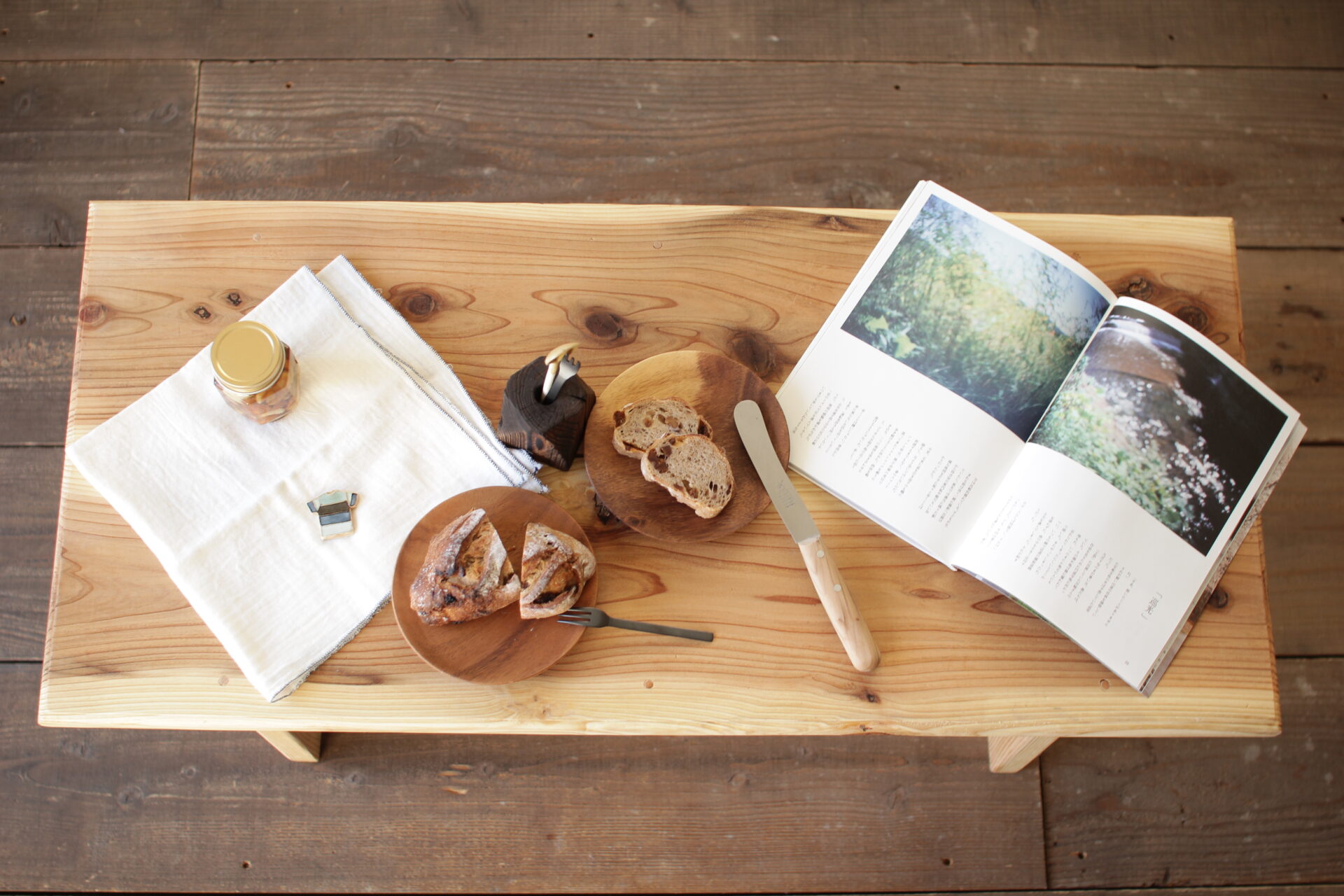 杉板で製作したおしゃれなテーブル