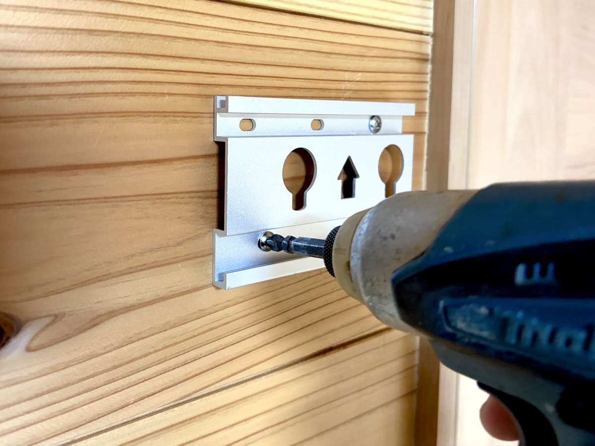 ワイヤー室内物干しのベースプレート取り付け