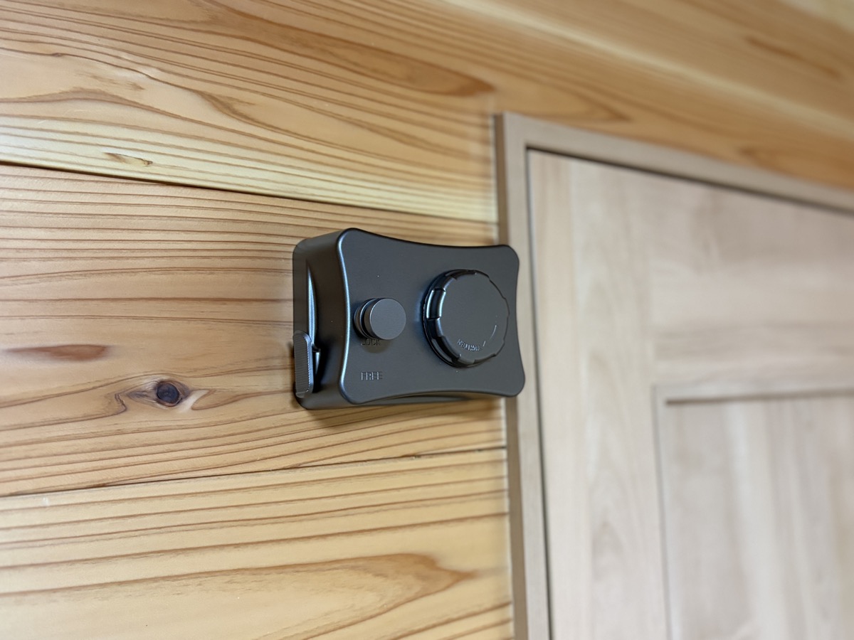 ワイヤー室内物干しを木の壁に取り付け