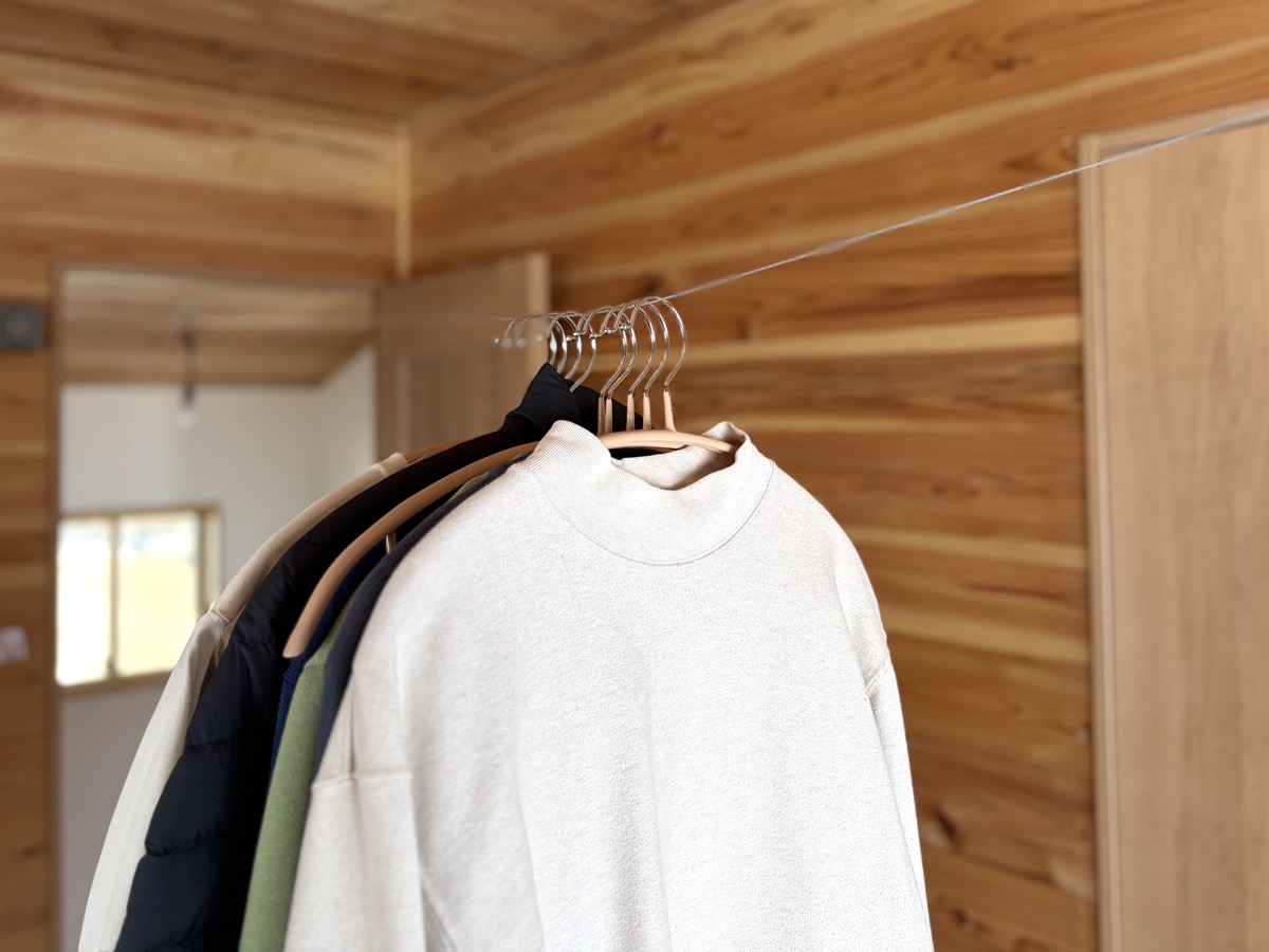 ワイヤー室内物干しにハンガーを掛ける