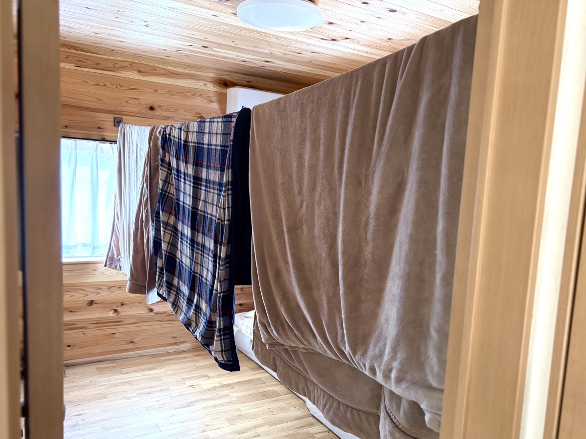 ワイヤー室内物干しに毛布3枚干している