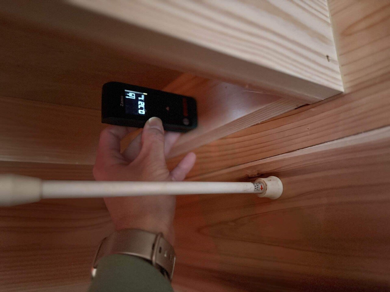 レーザー距離計でクローゼット内を計測