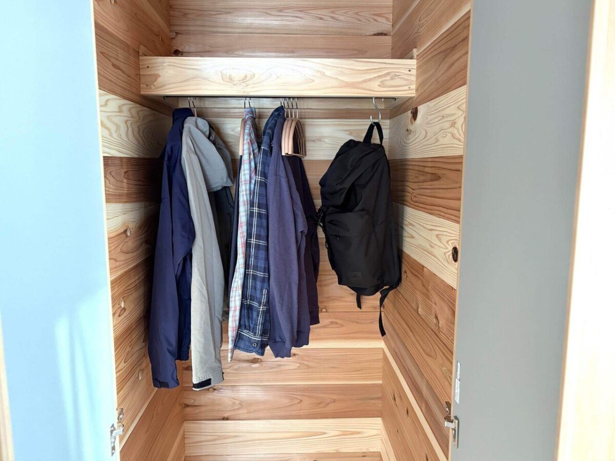 DIYしたハンガーパイプに衣類やバッグを掛けた様子