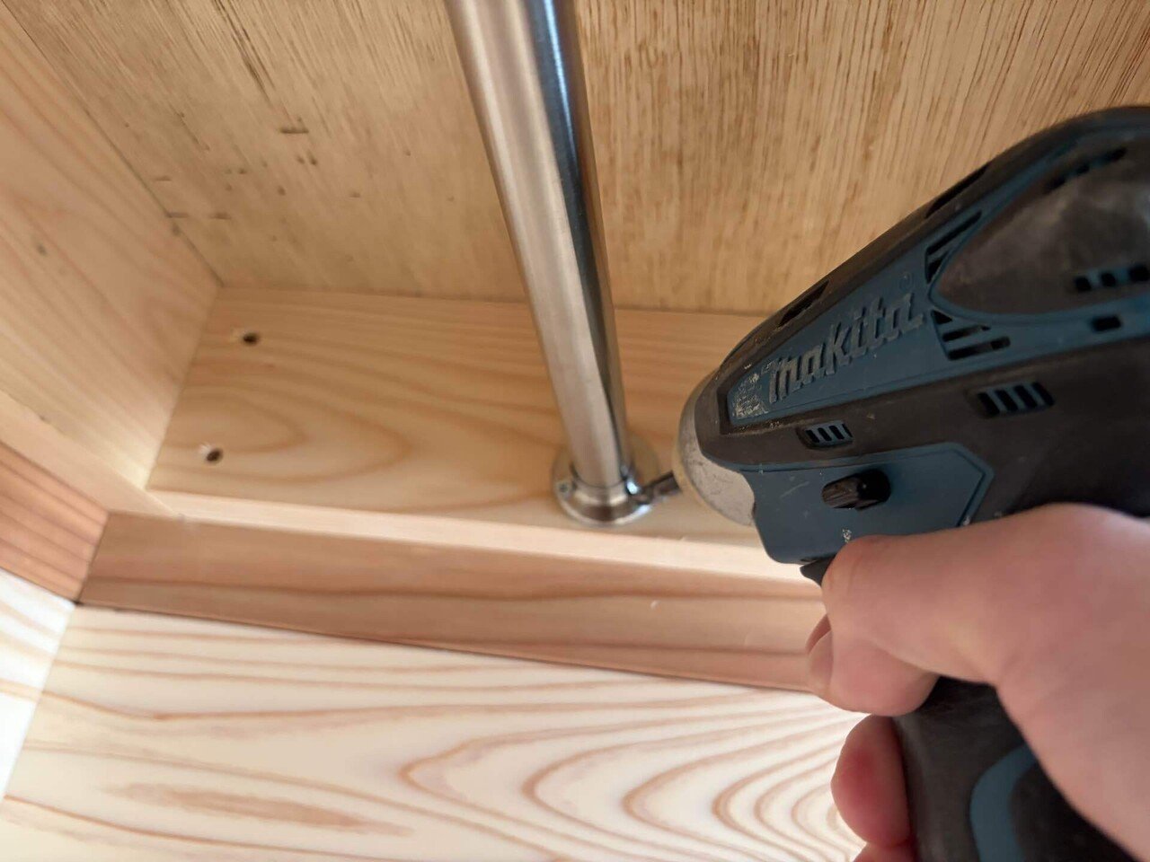 ドライバーでパイプソケット取り付けの様子