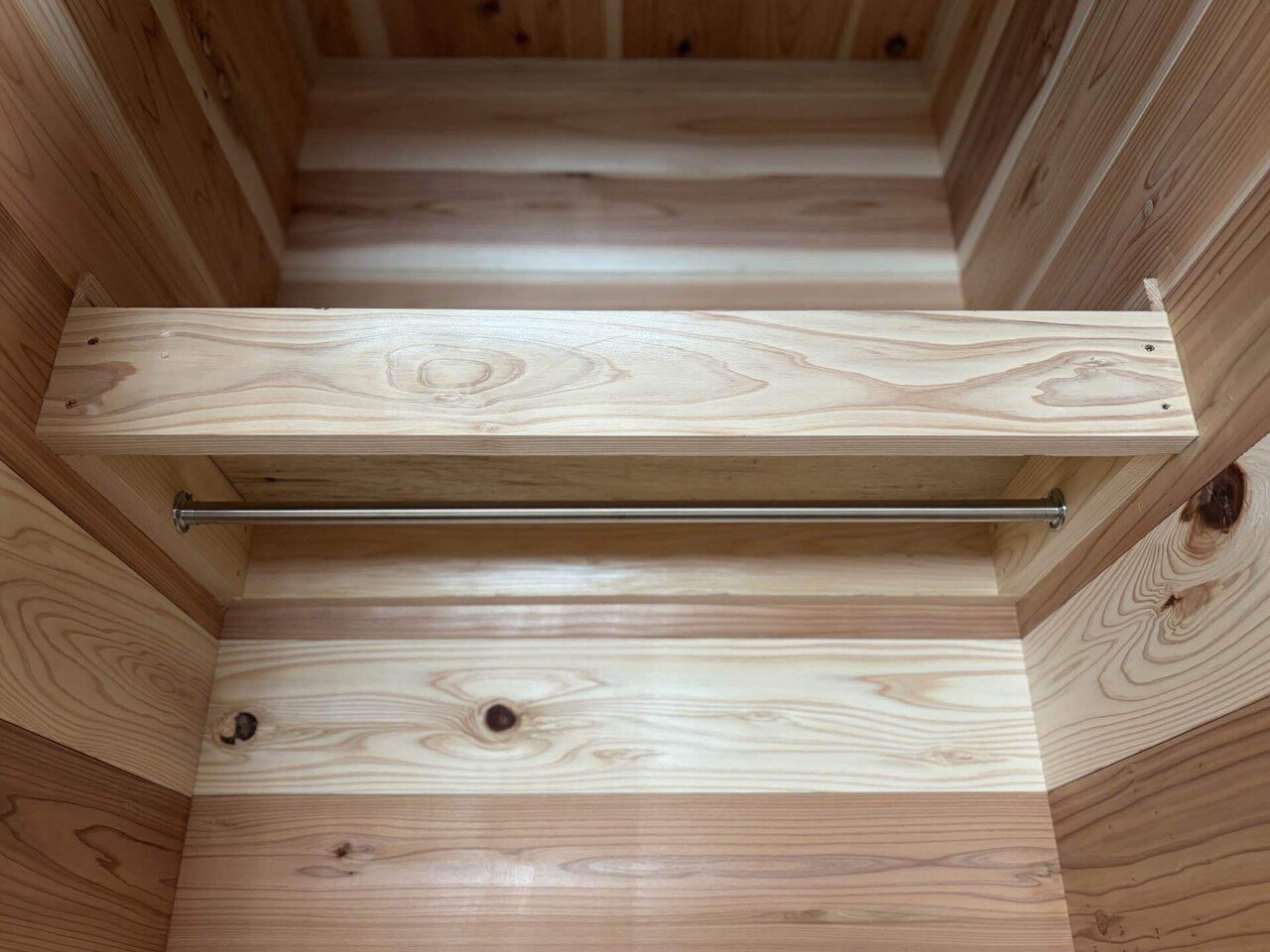 クローゼットにハンガーパイプをDIYした様子