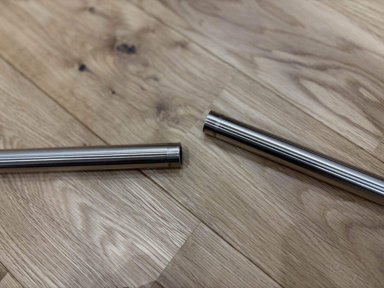 パイプカッターで分割したステンレスパイプ