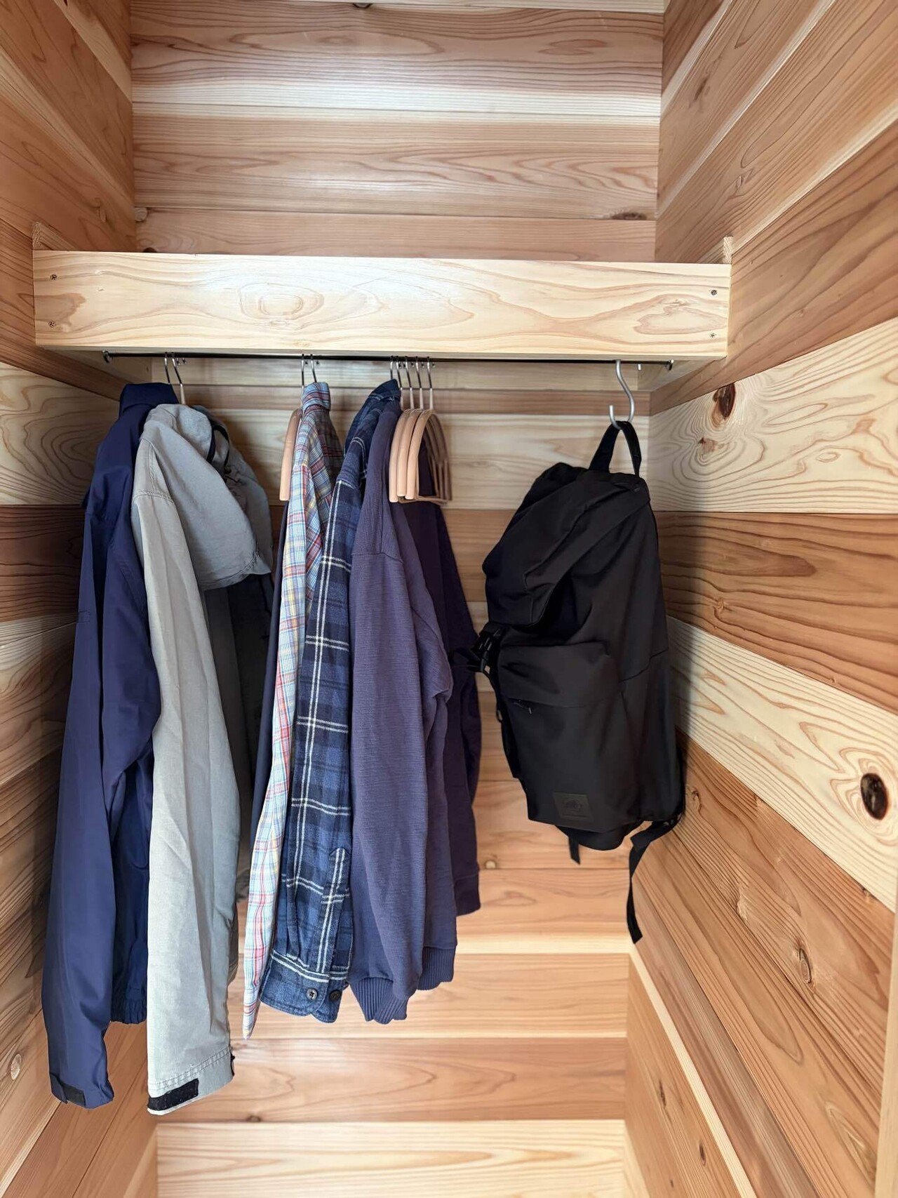 DIYしたハンガーパイプに衣類を掛けた様子