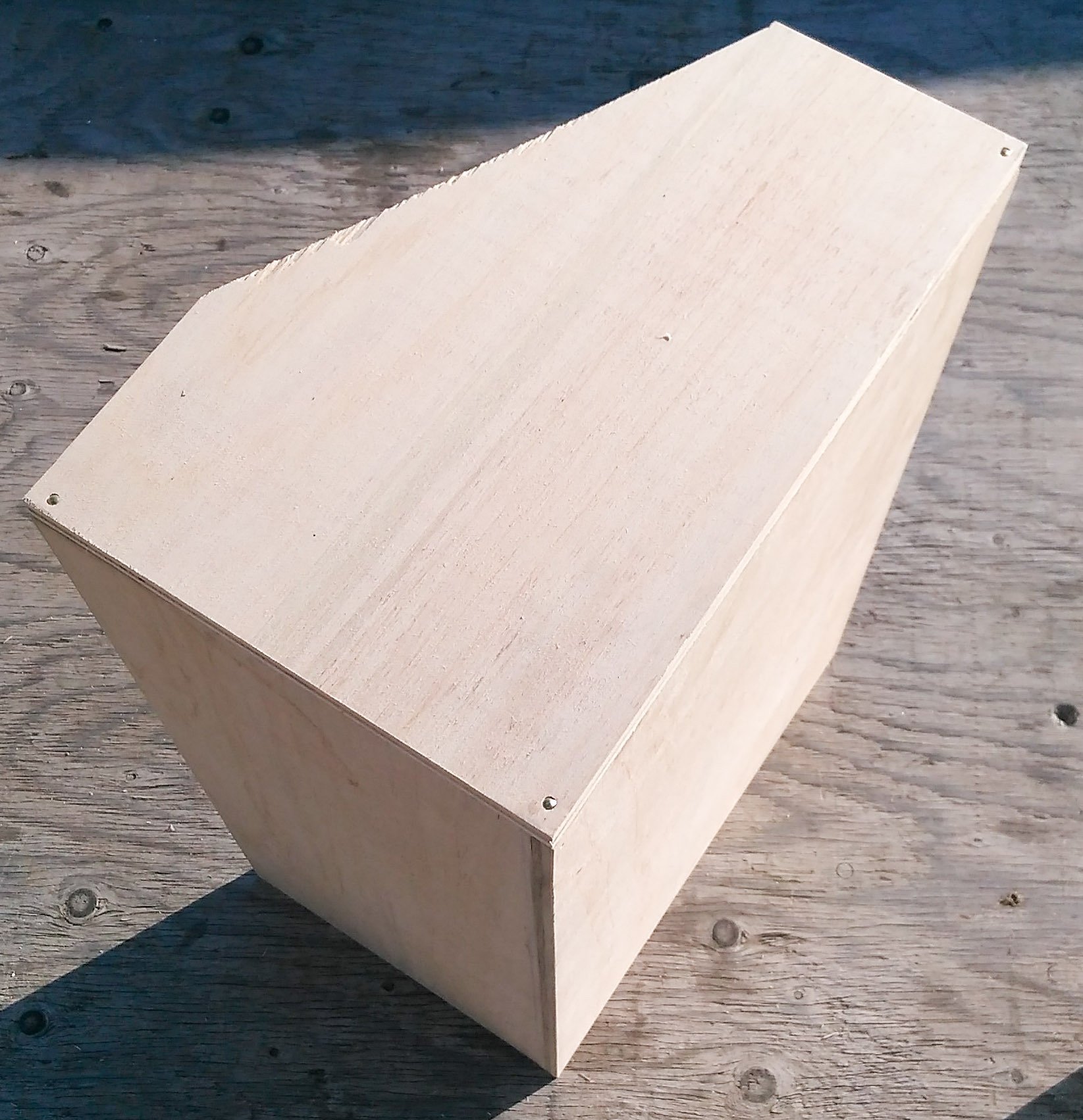 ベニヤ板を真鍮釘で固定