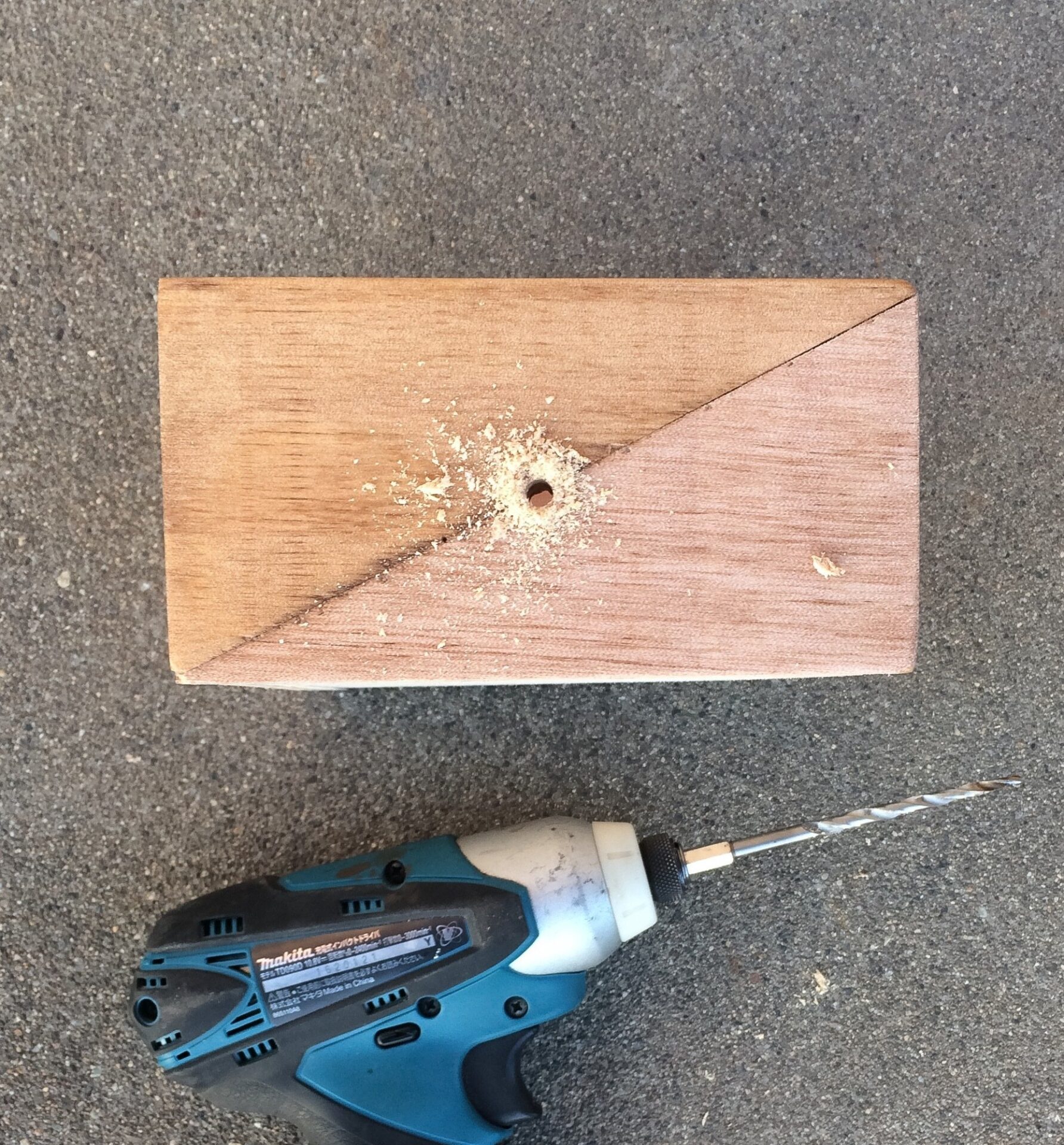 ドリルで取手用の穴あけ