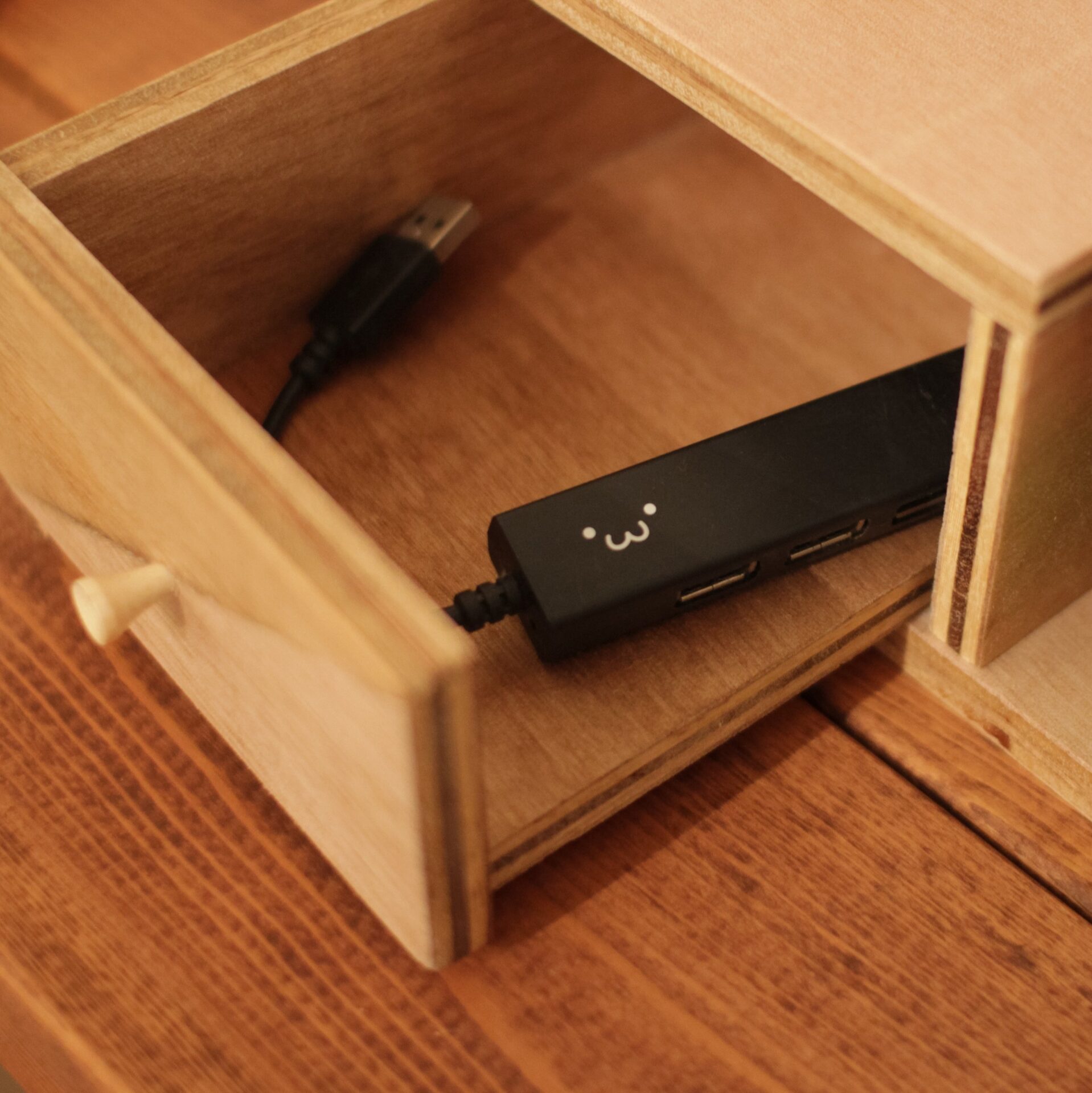 引き出しに収納したUSBポート