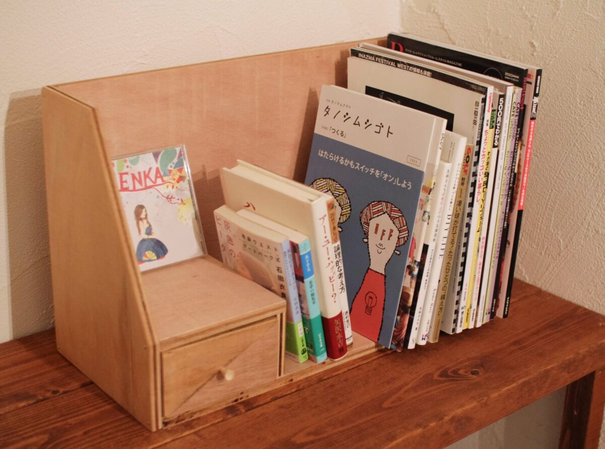 ベニヤ板で作ったブックスタンドに並ぶ本