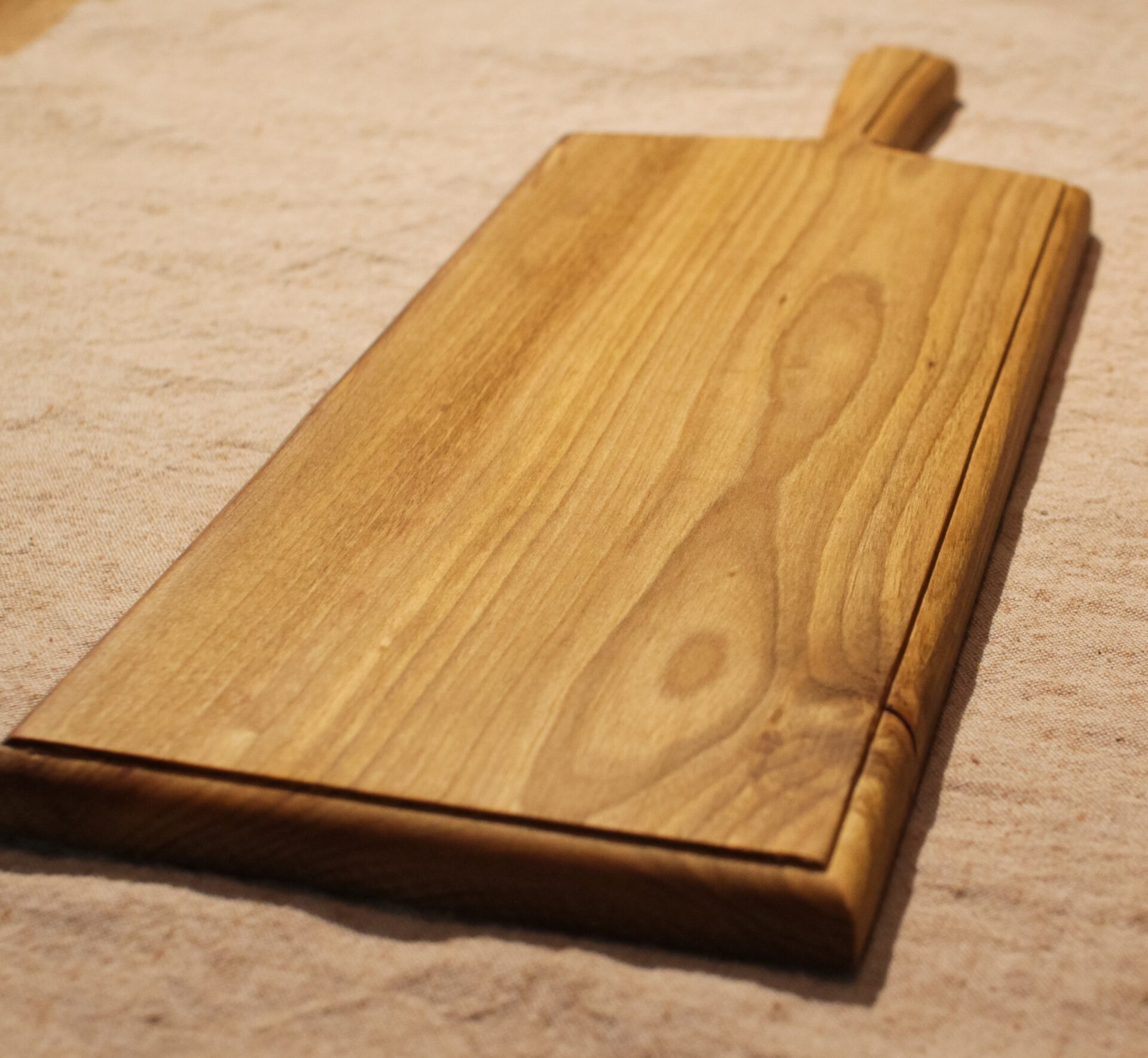 木目が映える手作りカッティングボード