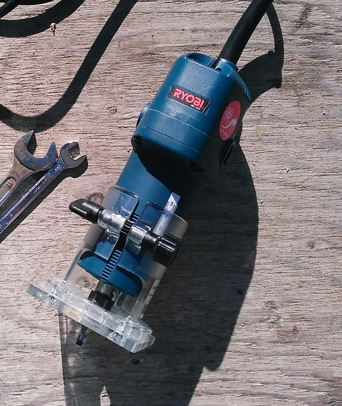 リョービのトリマーでカッティングボードを面取り