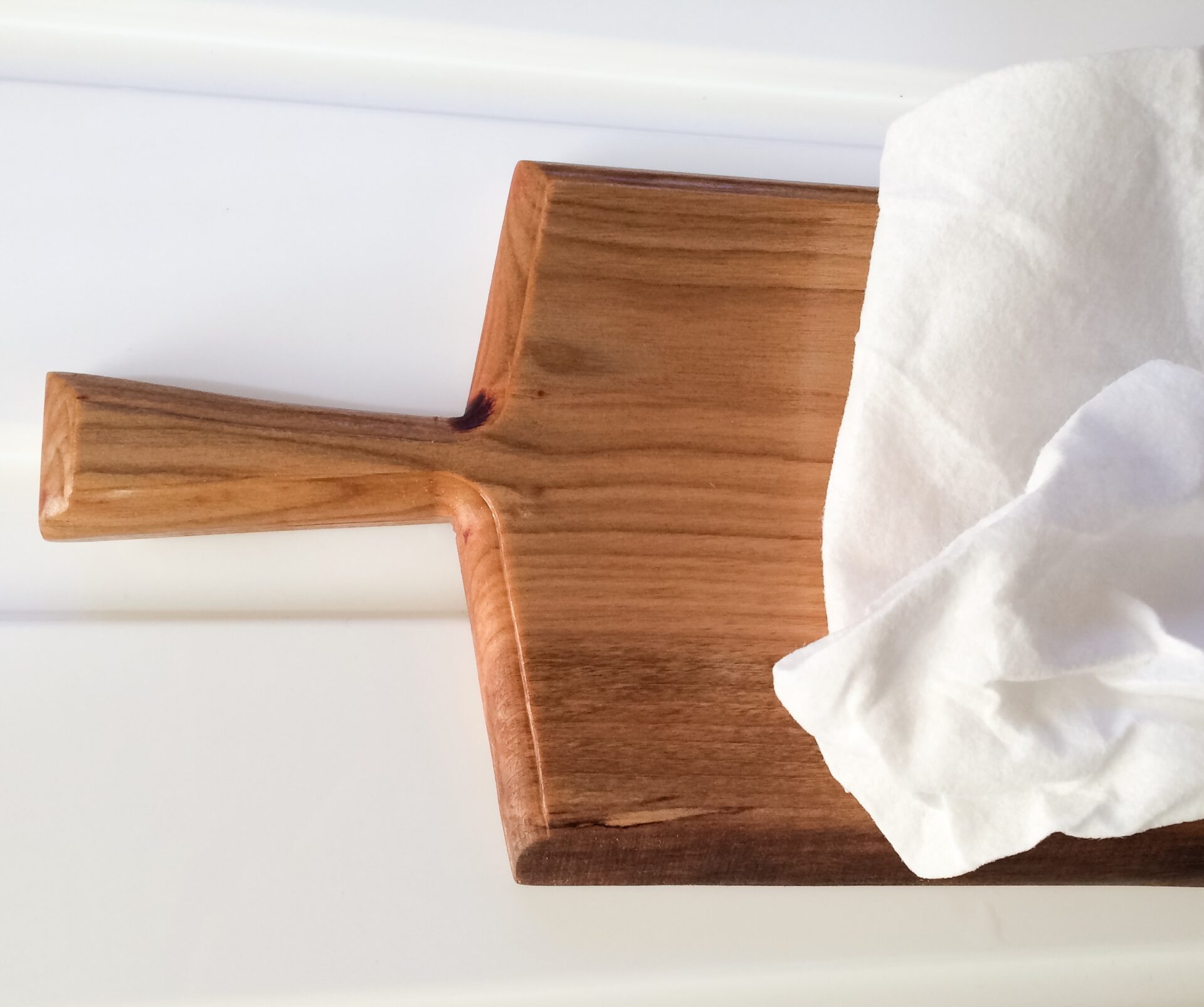 木製食器用オイルをカトラリに塗り込む様子