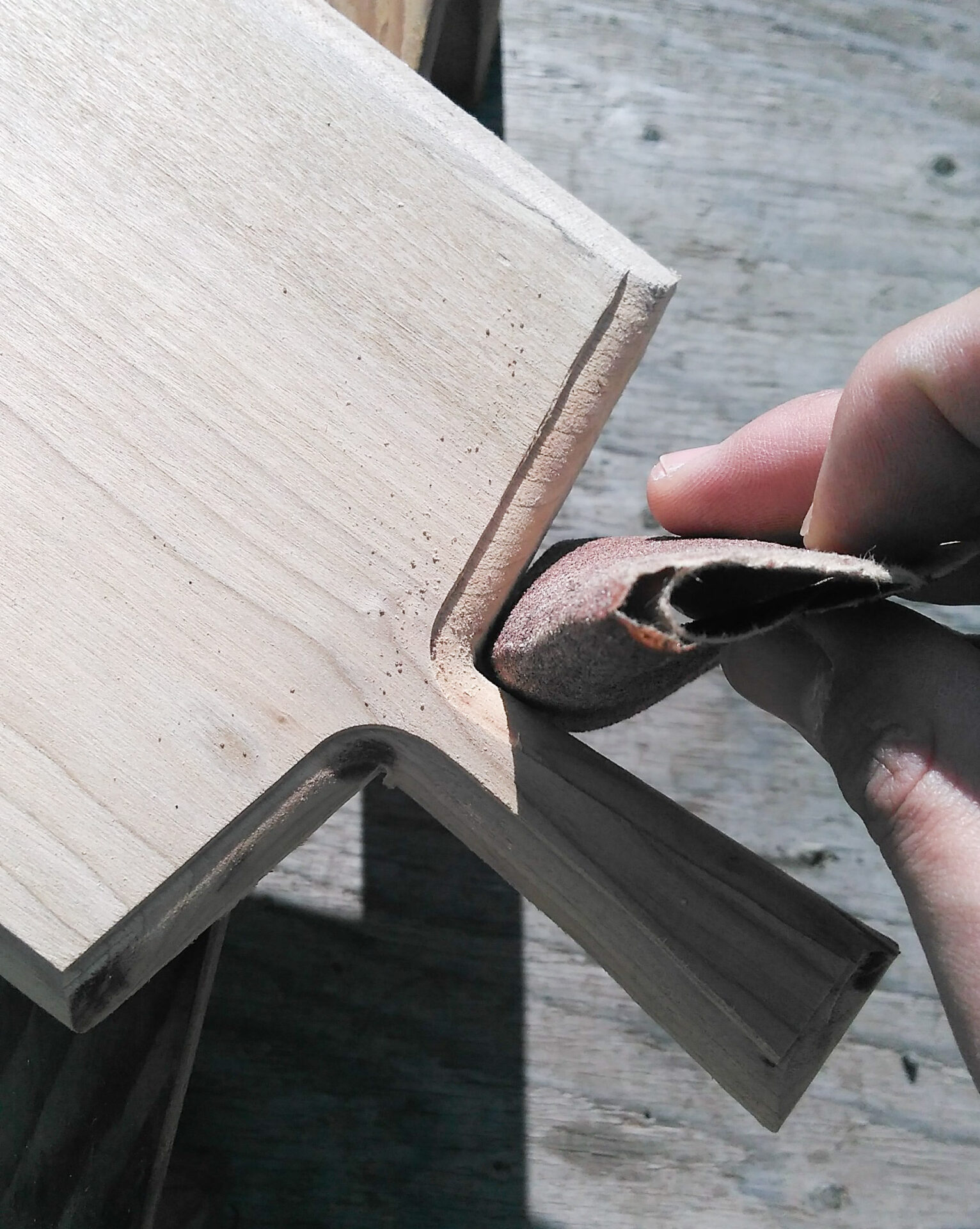 紙ヤスリでバリを取り除く作業