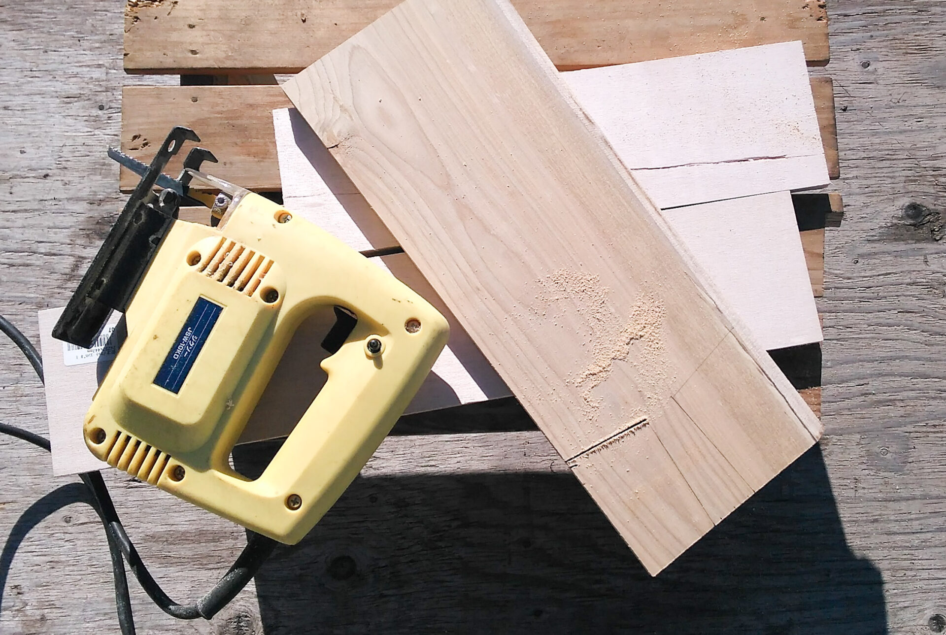 ジグソーで木材を切り出す