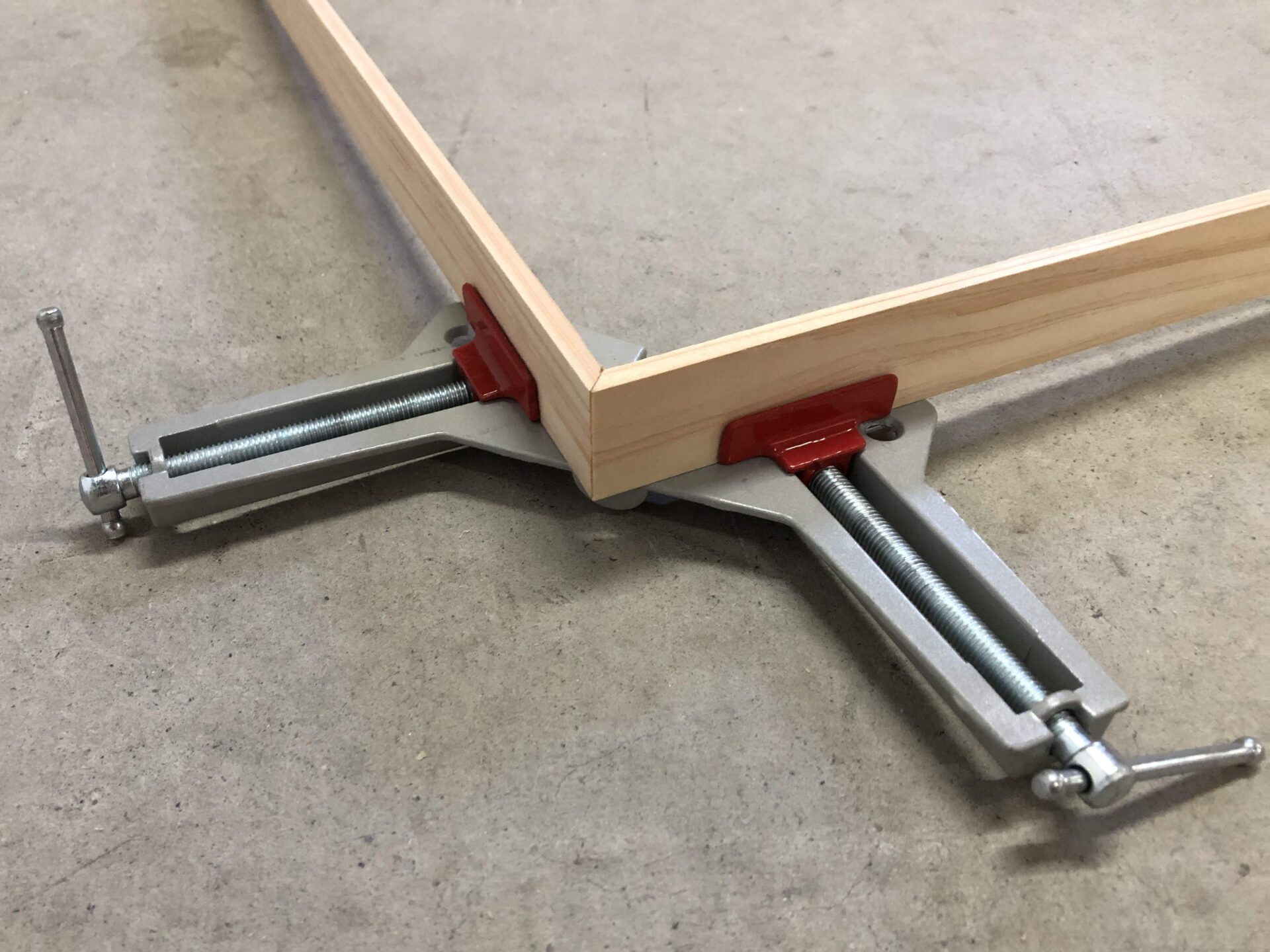 コーナークランプは箱をDIYするときに重宝