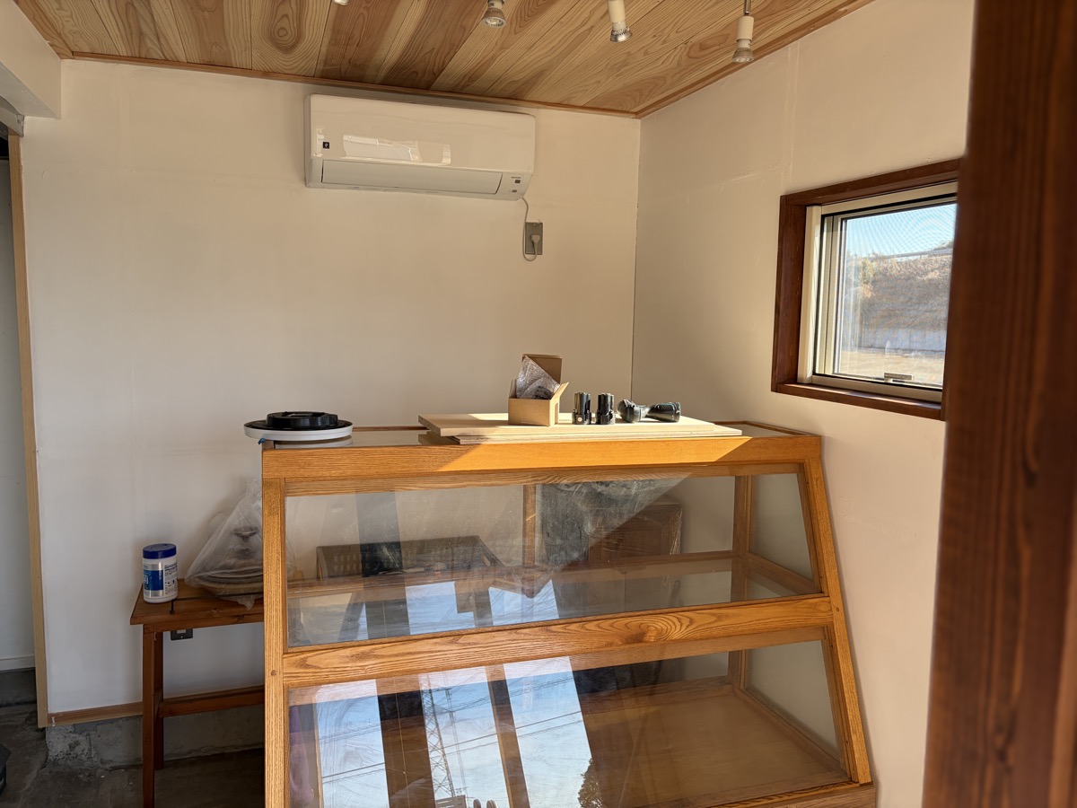 モールディングが角に無い部屋の様子