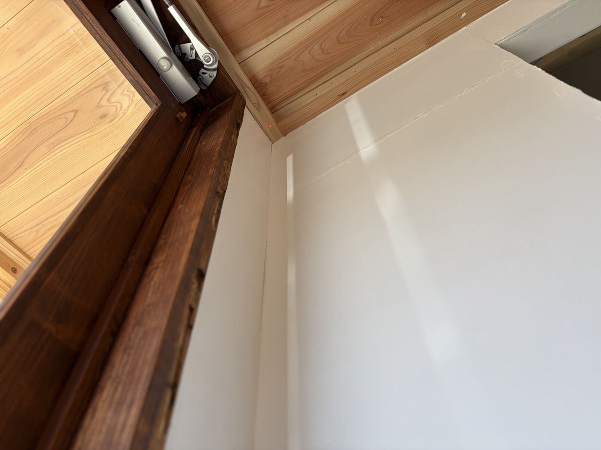 レーザー距離計で天井までの距離を計測