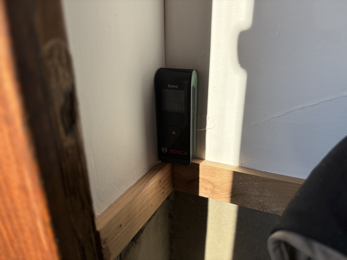 BOSCHのzamo2というレーザー距離計