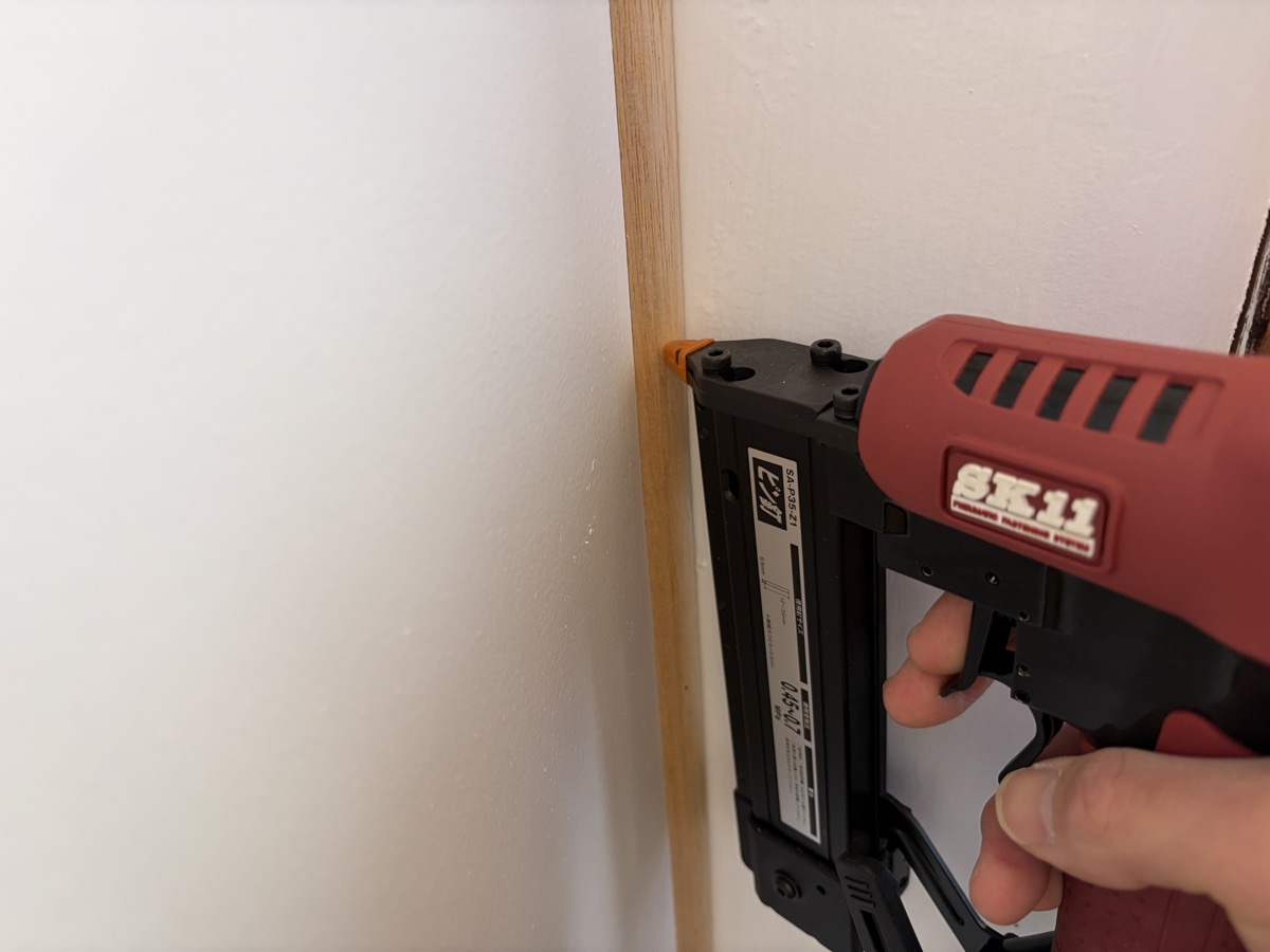 エアー釘打ち機でモールディングを取り付け