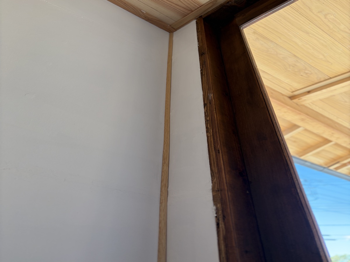 エアー釘打ち機で取り付けたモールディング