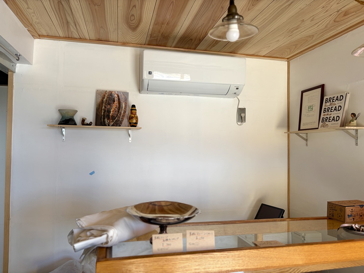 部屋の角にモールディングをつけた様子