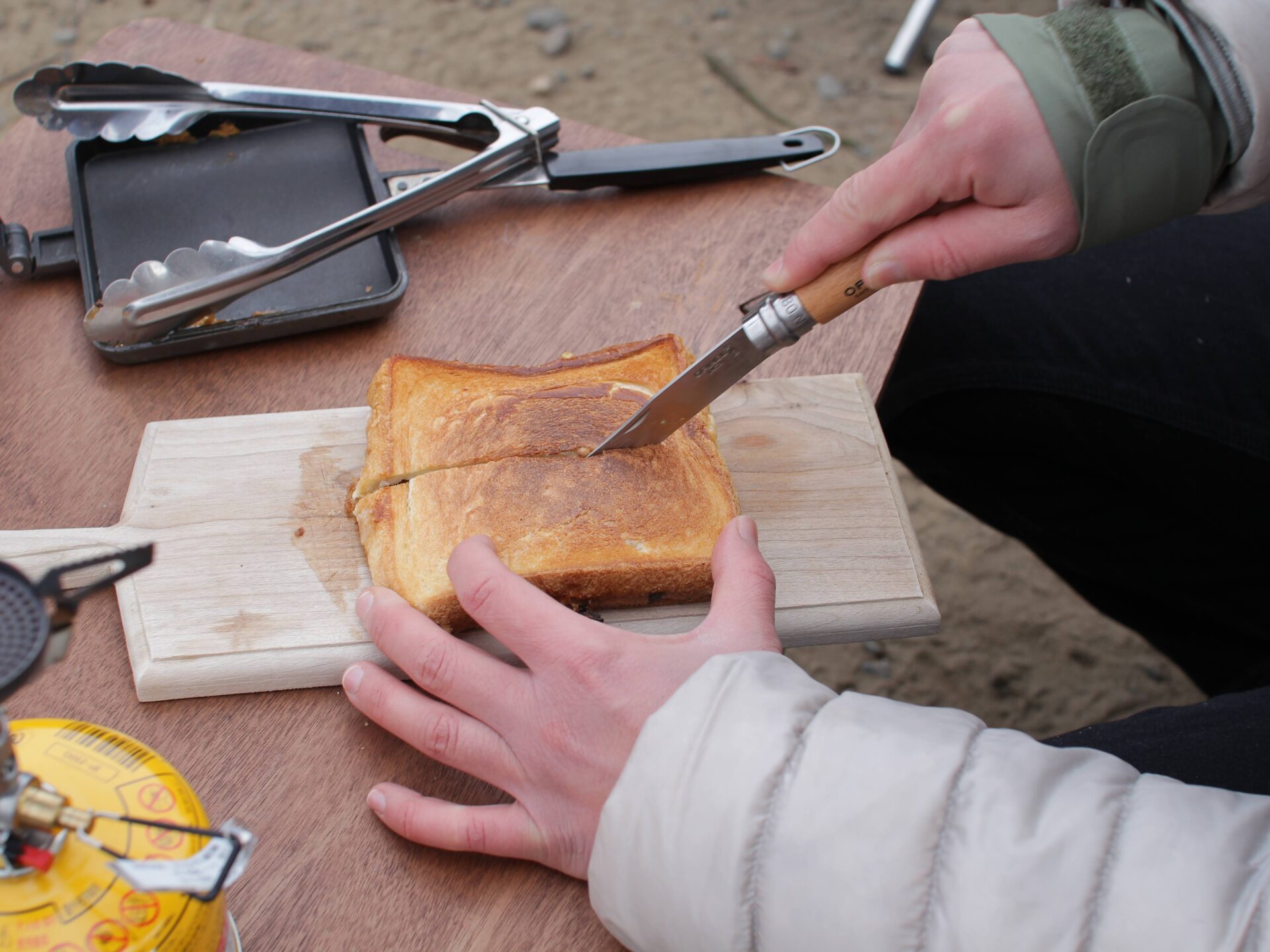 キャンプでも活躍する木のカッティングボード