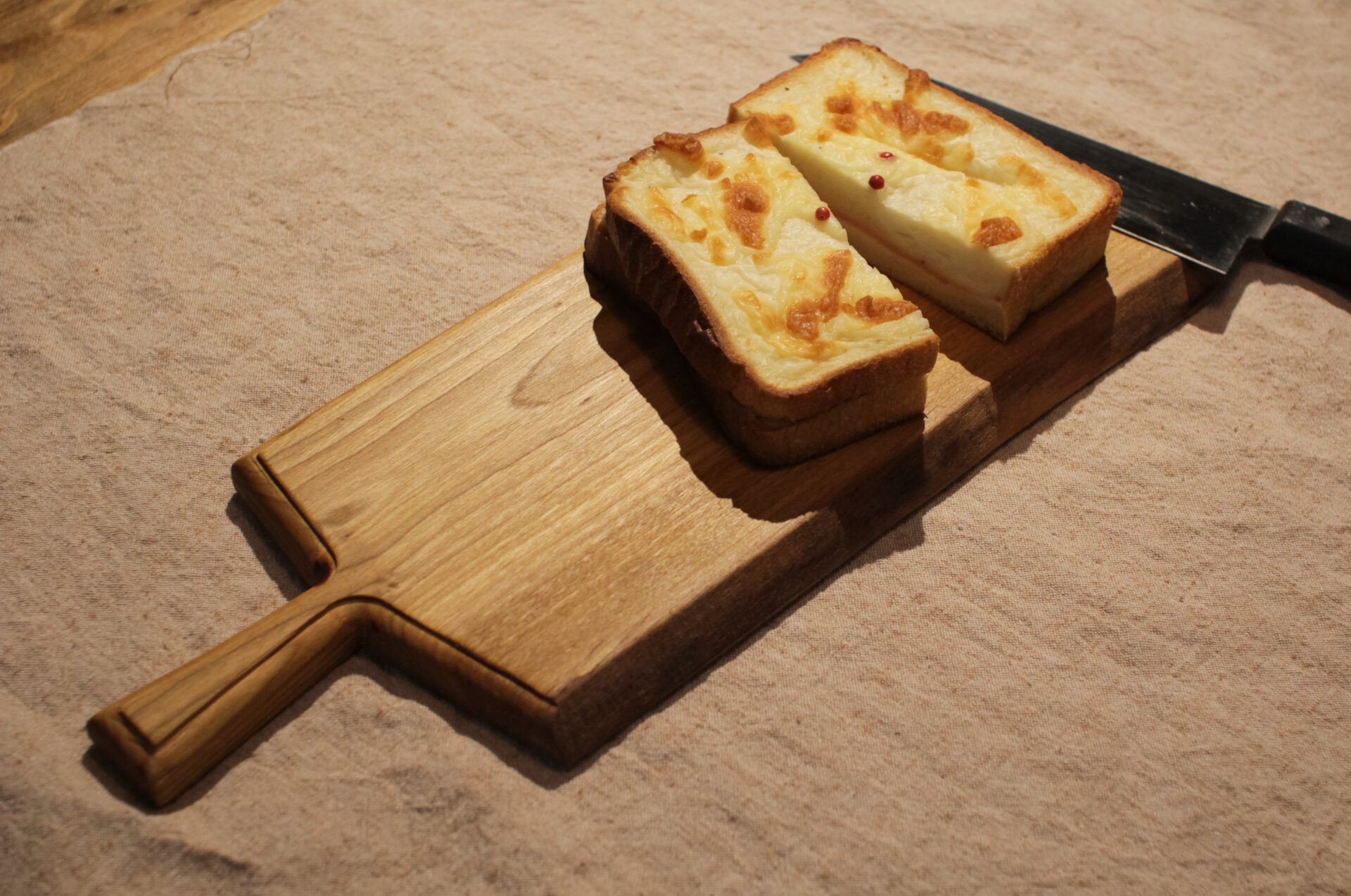 DIYしたカッティングボードにお気に入りのパンを乗せた