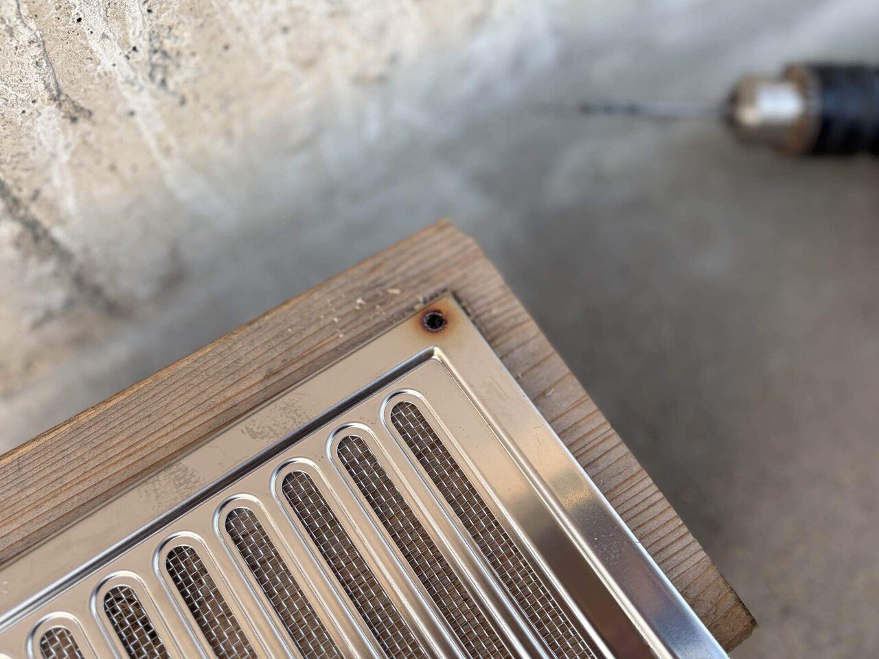 穴をあけたステンレス製通気口