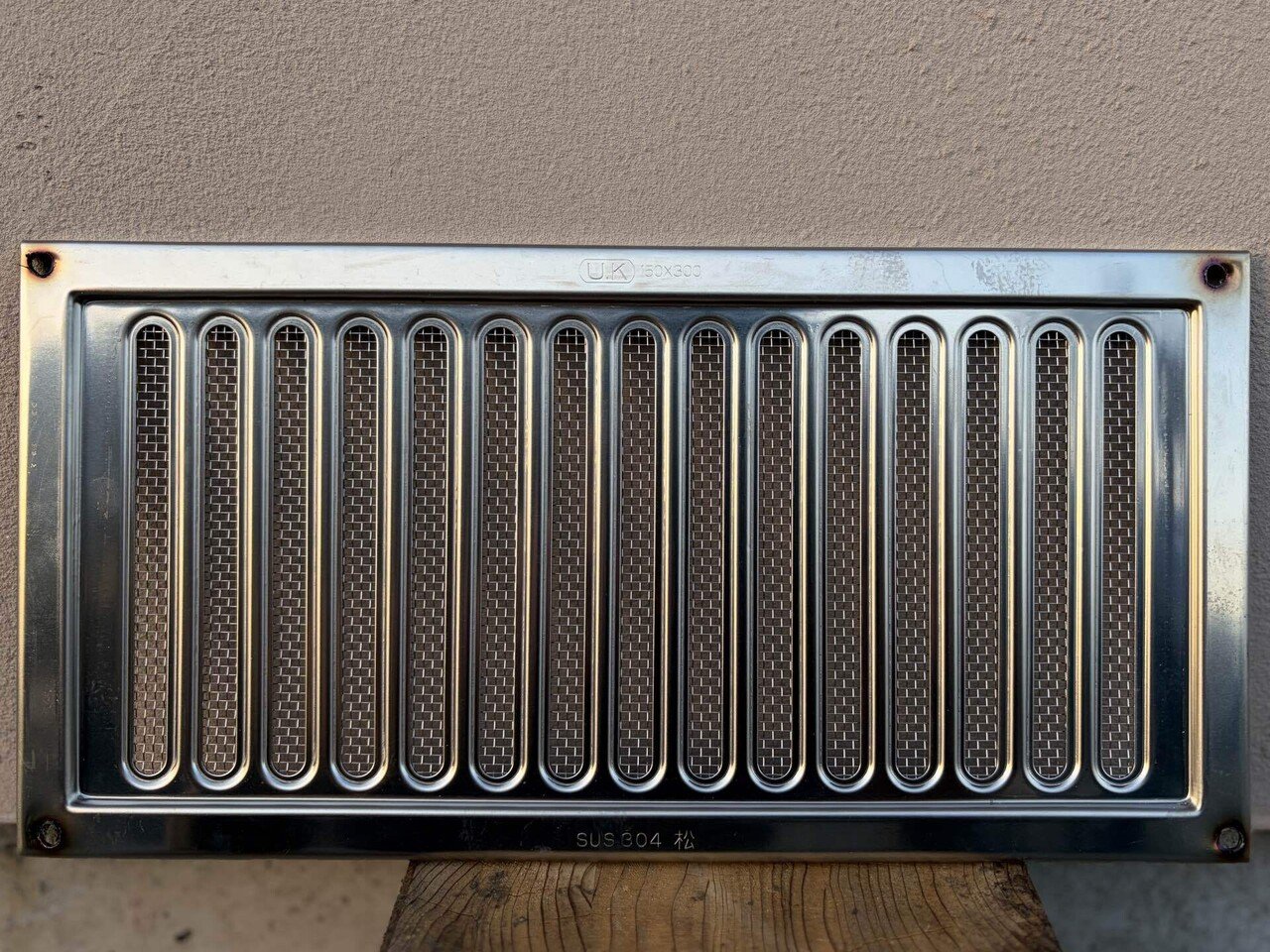 4箇所に穴あけしたステンレス製通気口