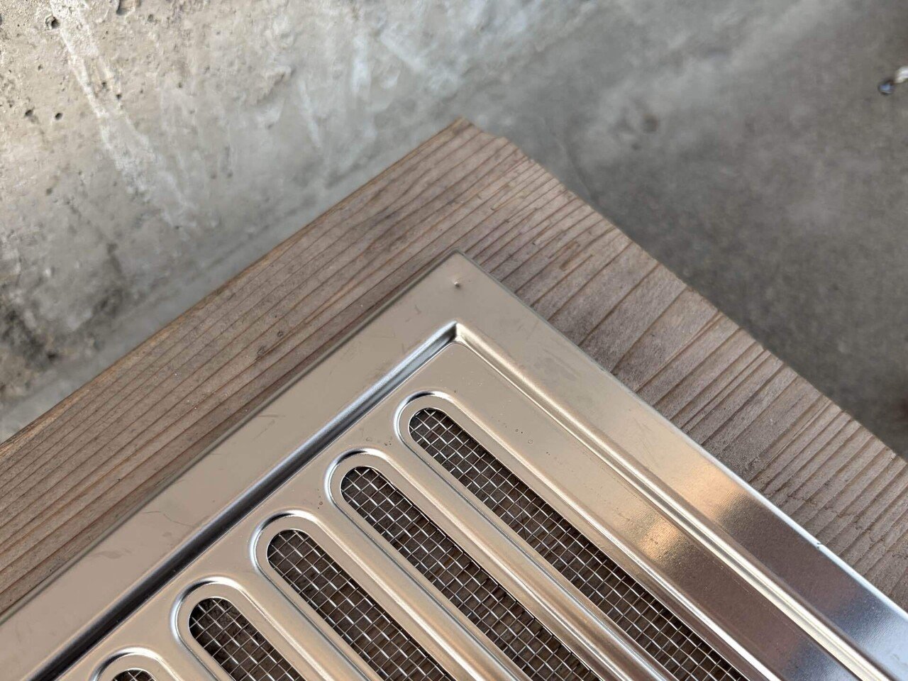 ポンチで打痕をつけたステンレス製品