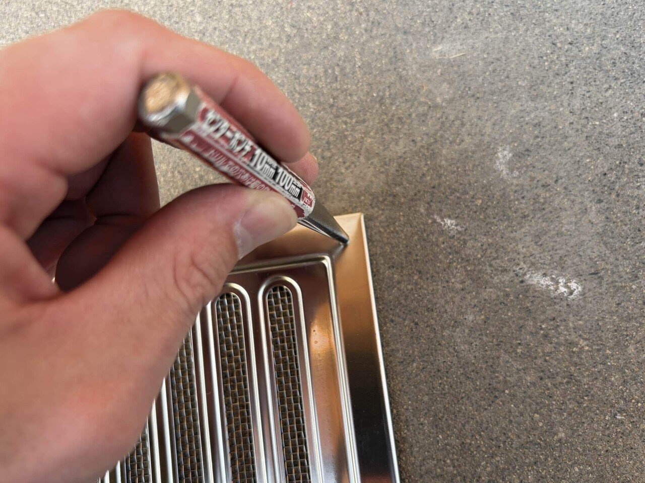 センターポンチで穴あけ場所を決める