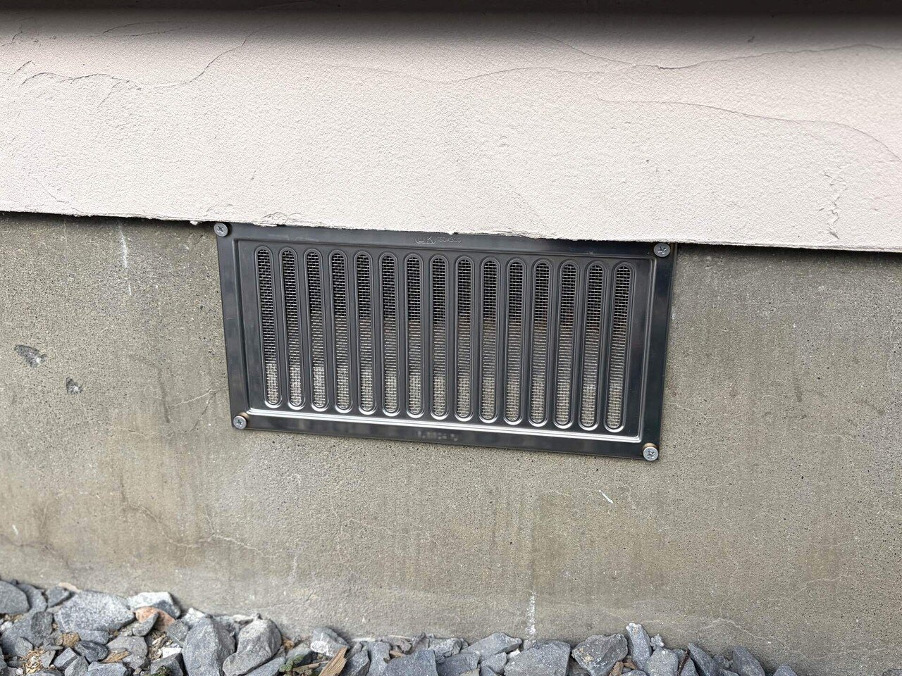 基礎にステンレス製通気口をビス留め