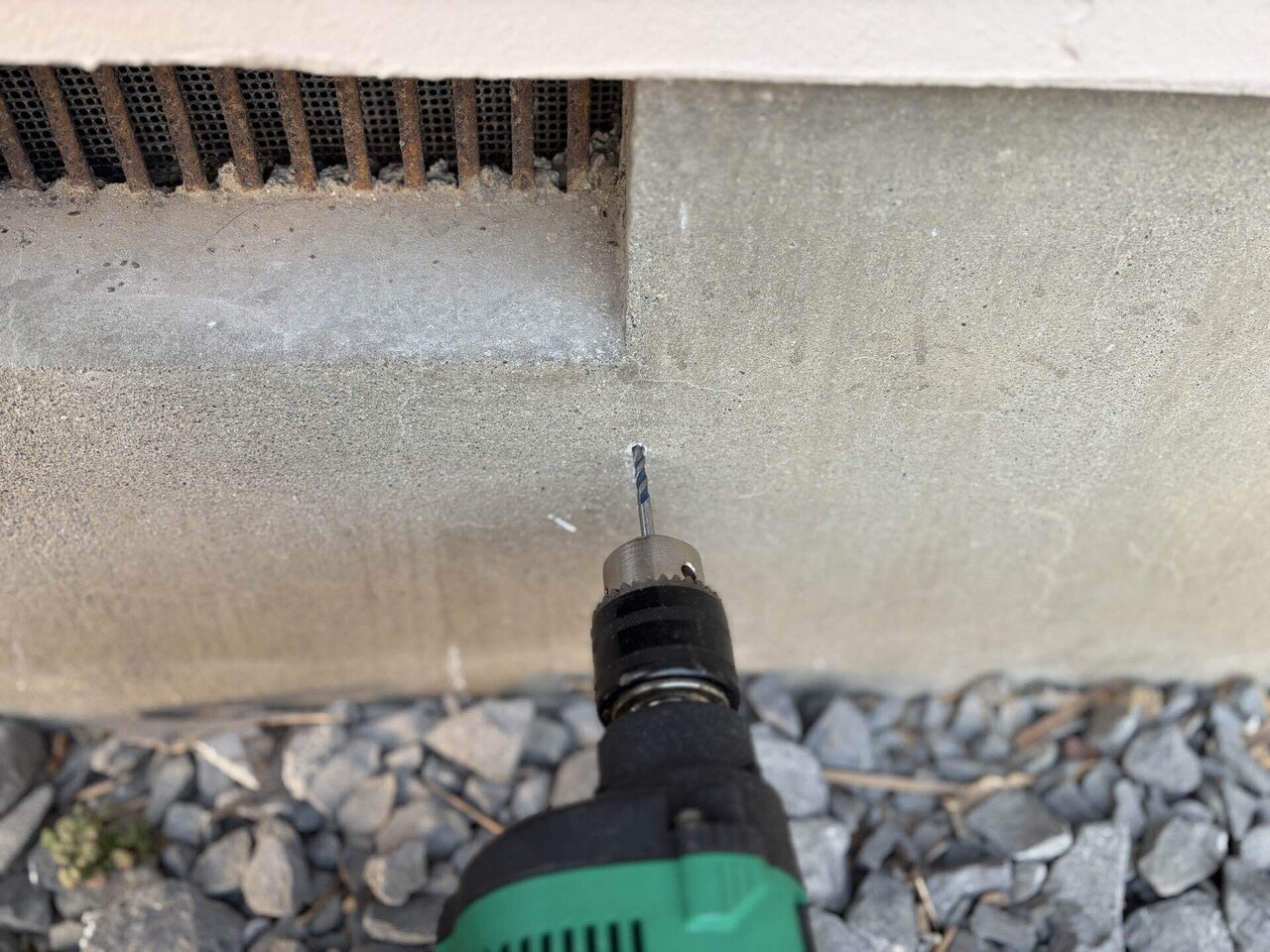 基礎にドリルで下穴あけ