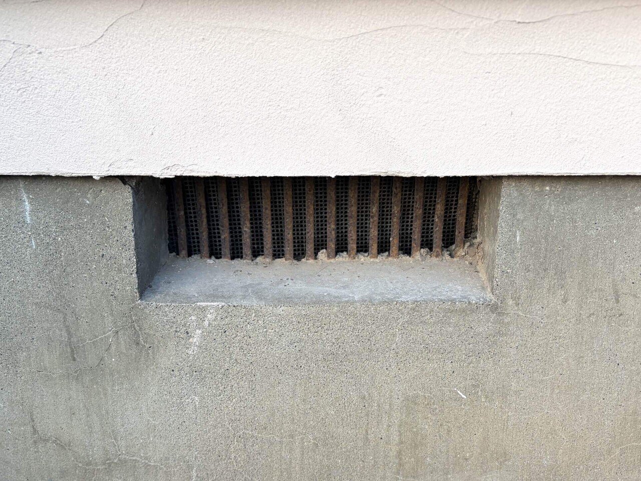 フルリノベ後も残る錆びた床下通気口