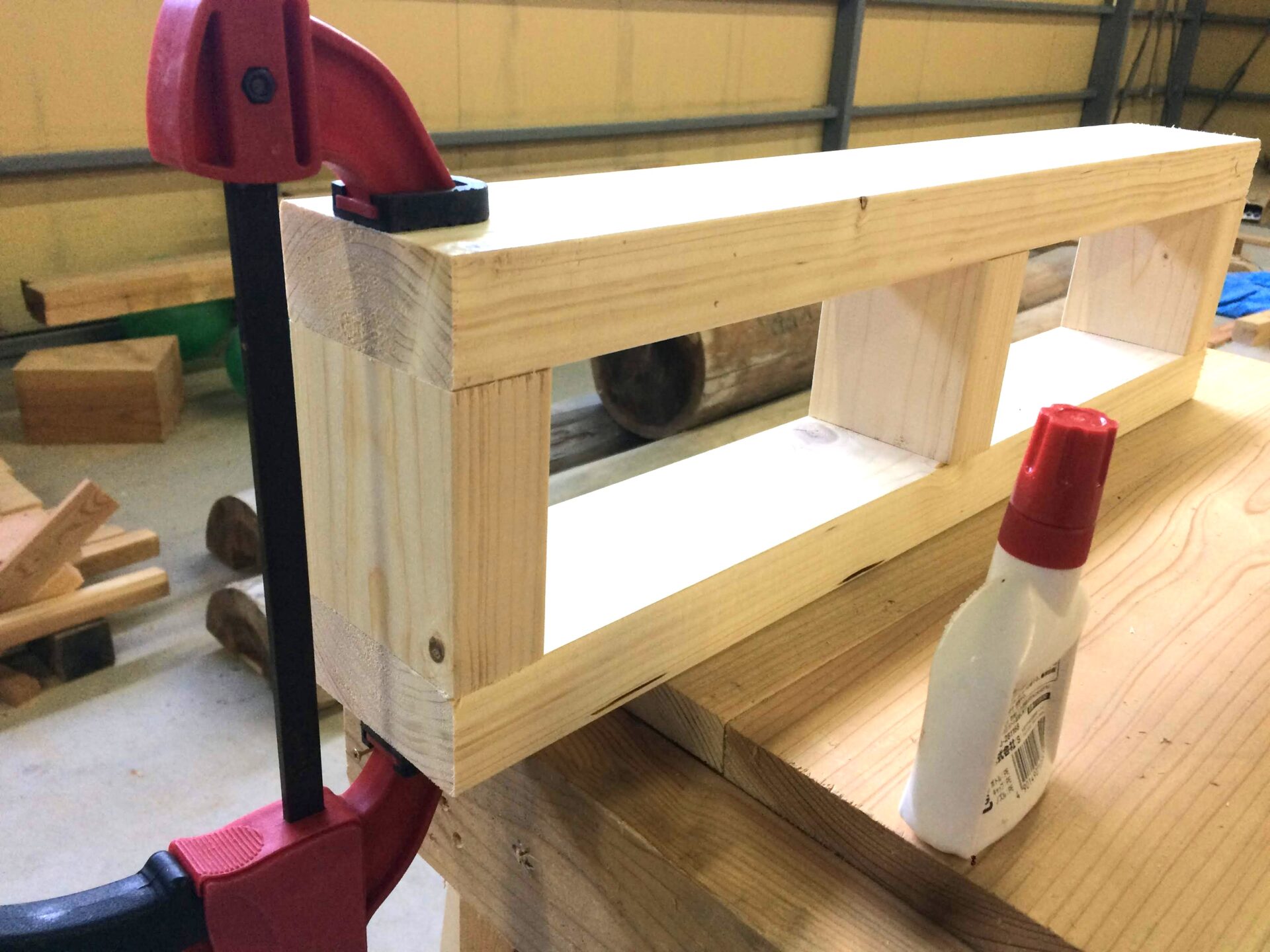 クランプで2×4材を固定している様子