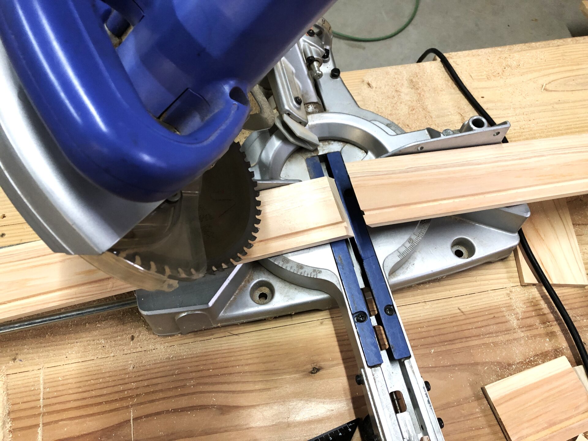 スライド丸ノコで45度の斜めカット