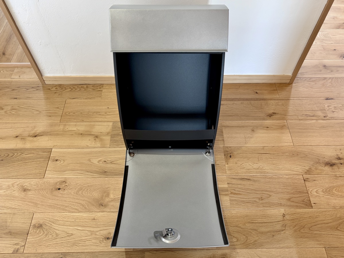 ケイジーワイ工業の壁付ポストの扉をあけた様子