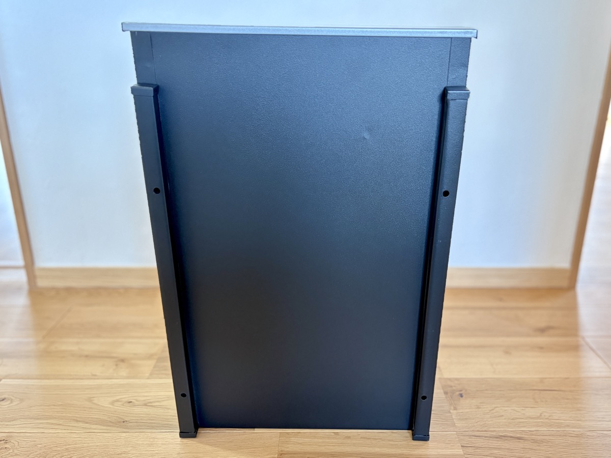 ケイジーワイ工業の壁掛けポストの背面