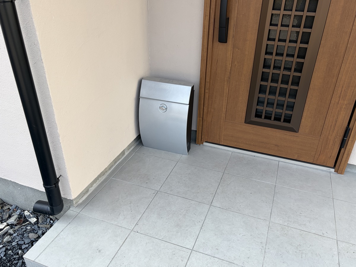 リノベしたばかりの玄関にポスト