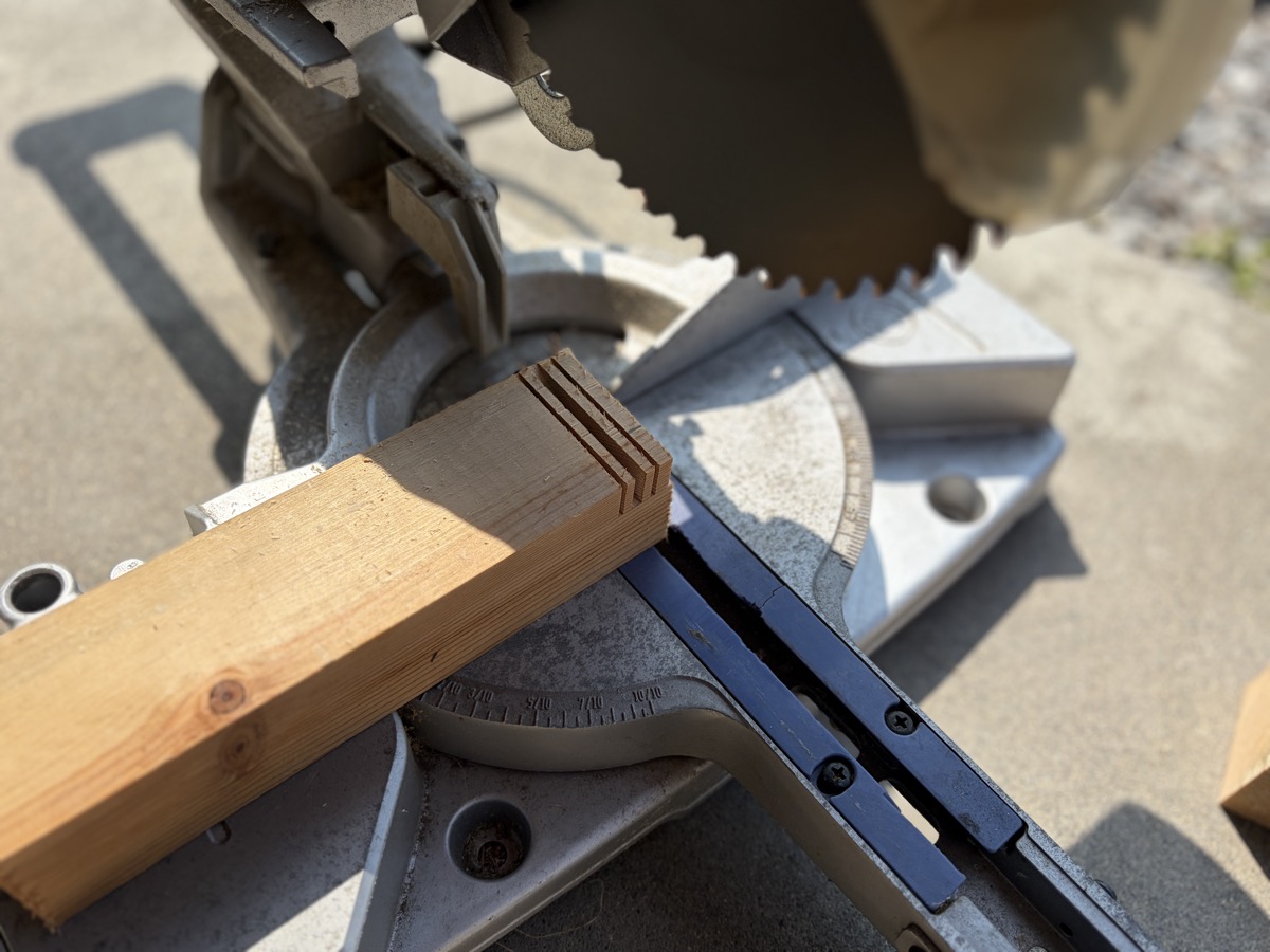 スライド丸ノコで欠き取り部を作る