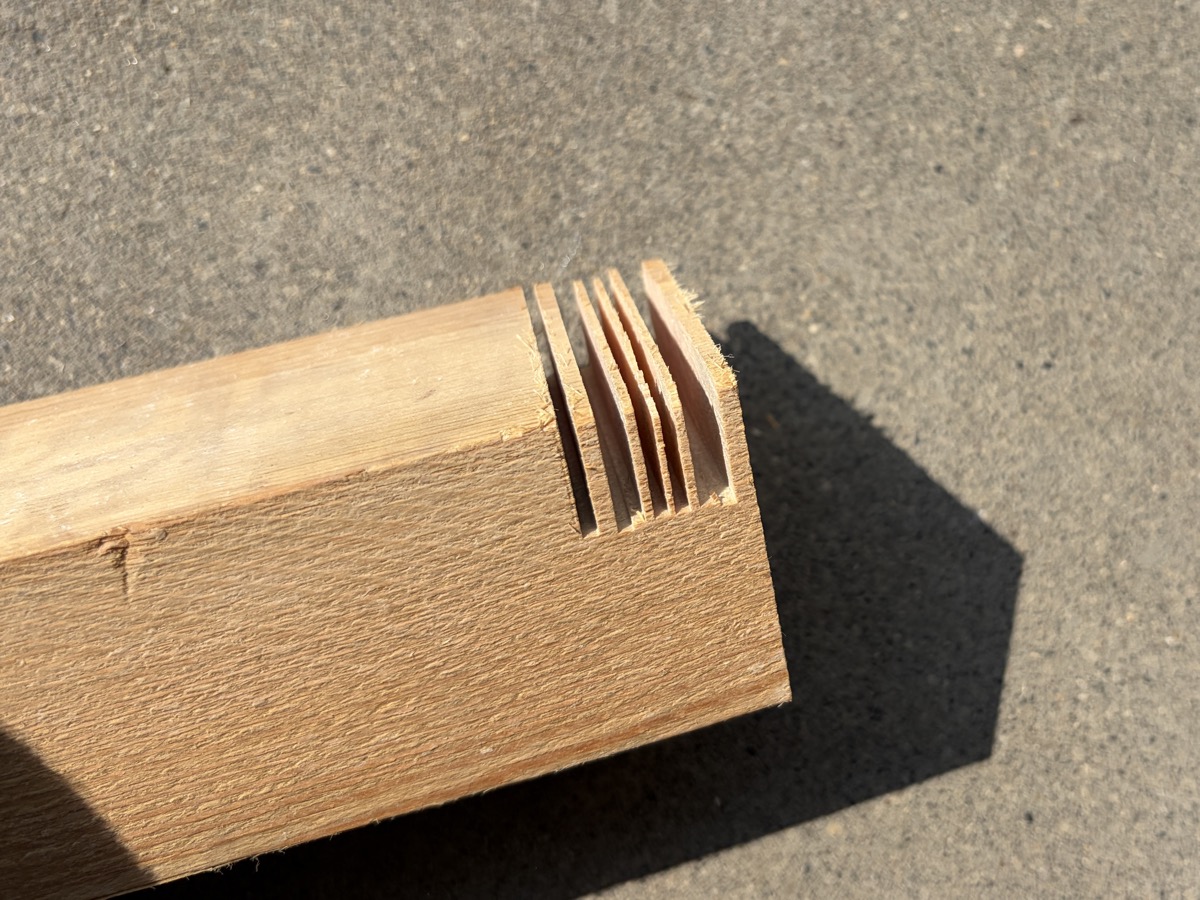 スライド丸ノコで欠き取り部分を作り出した