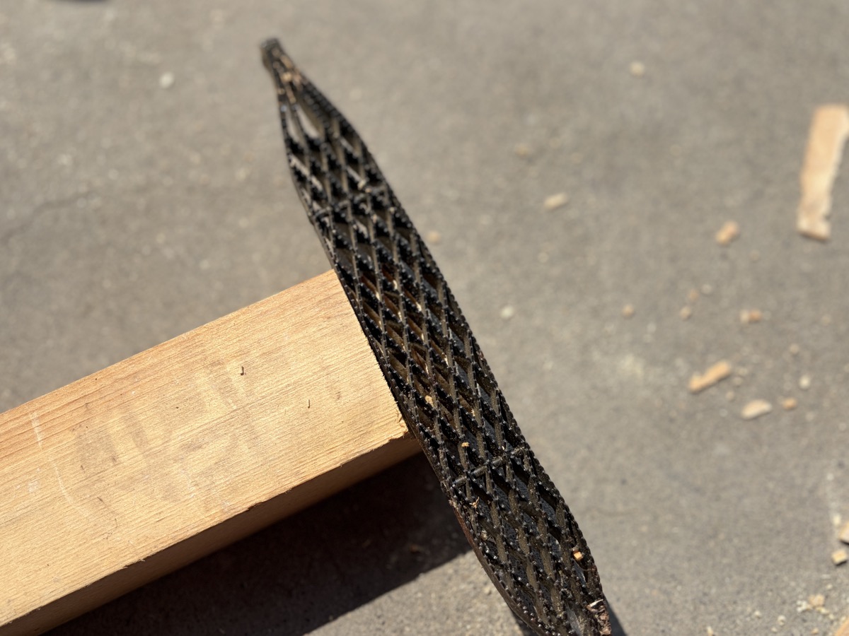 ノコヤスリで欠き取り部分を整える