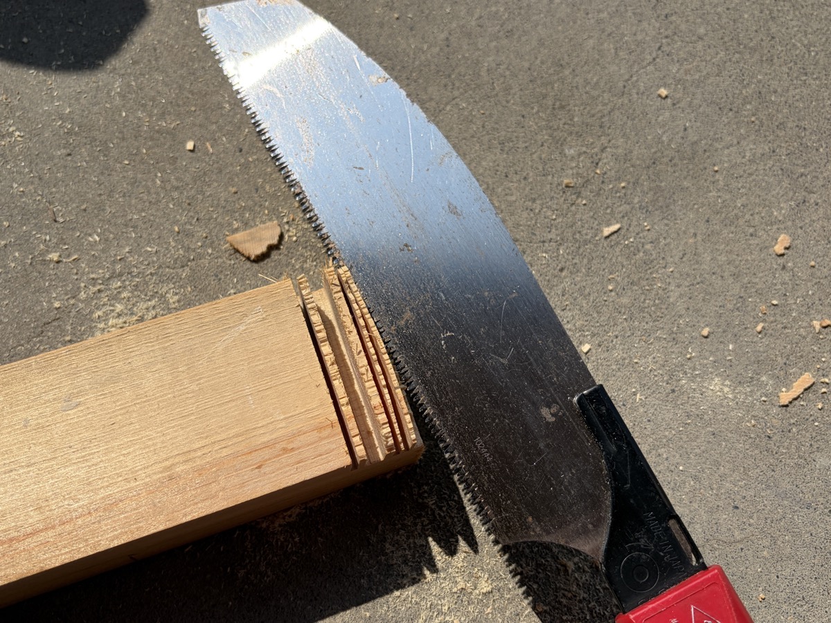 欠き取り部をノコギリでカット