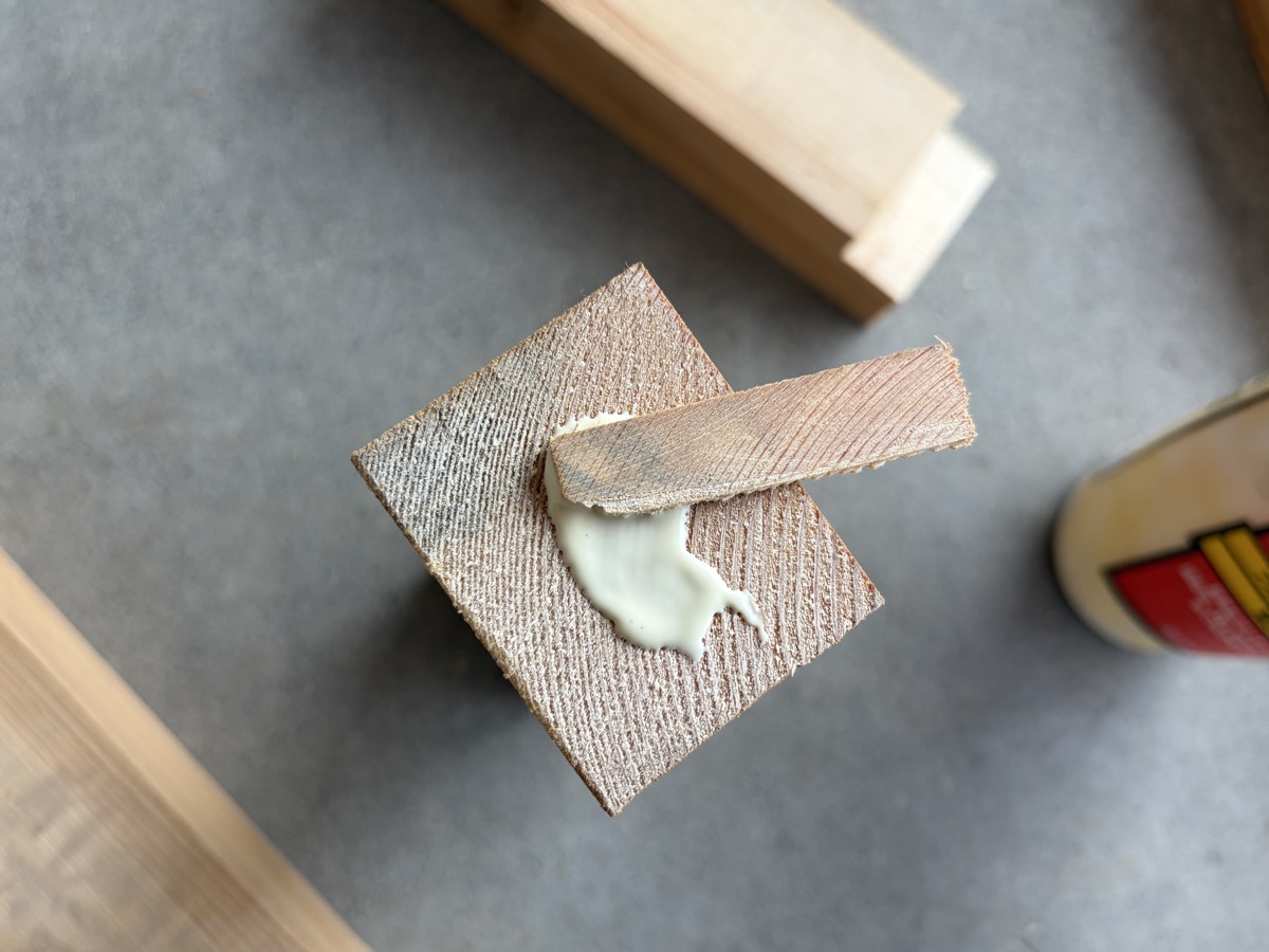 ボンドで木材を接合