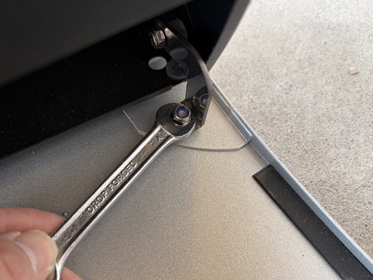 ポストの取り出し口を外している様子