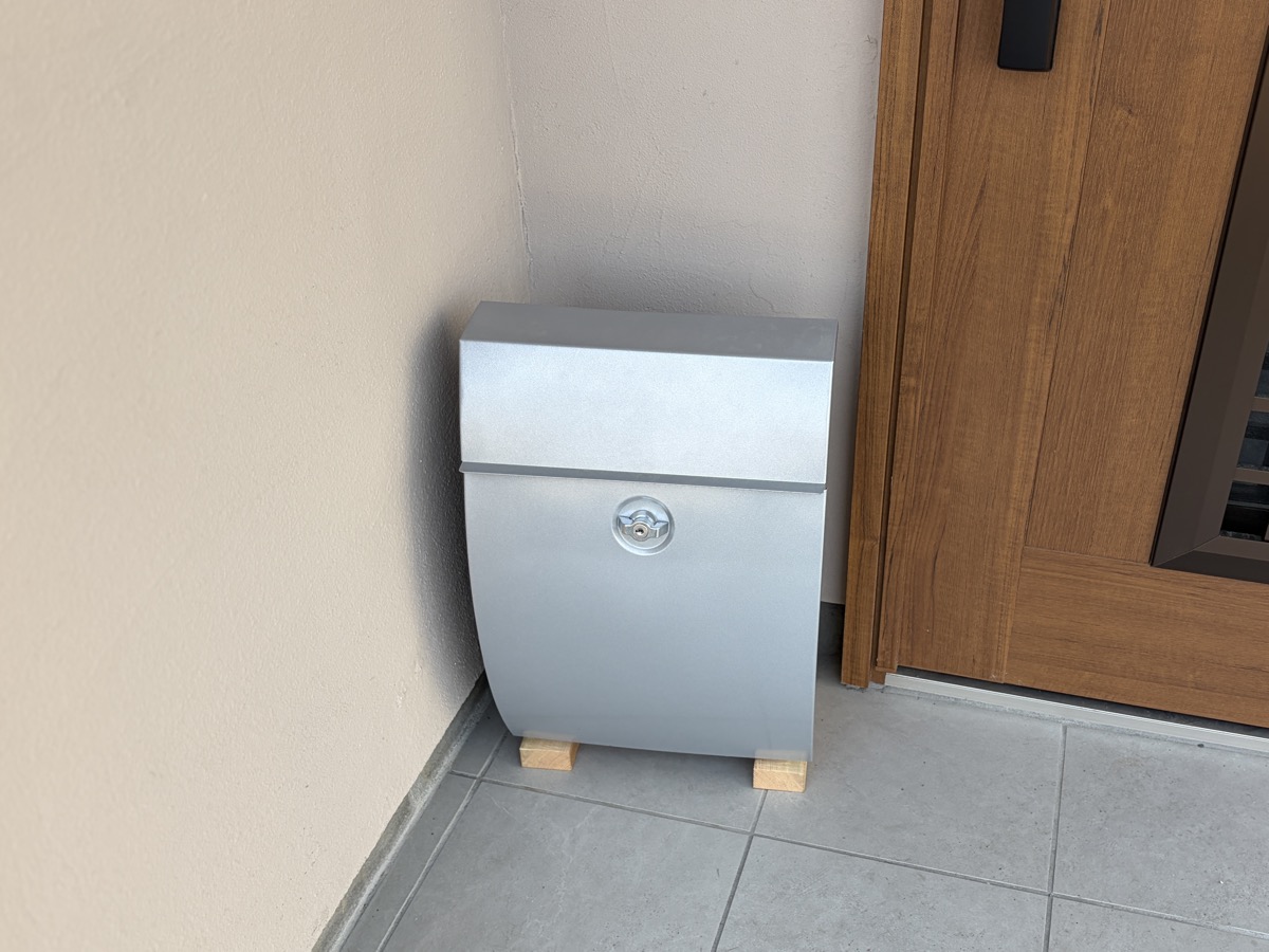 壁付ポストに自立型スタンドをDIY