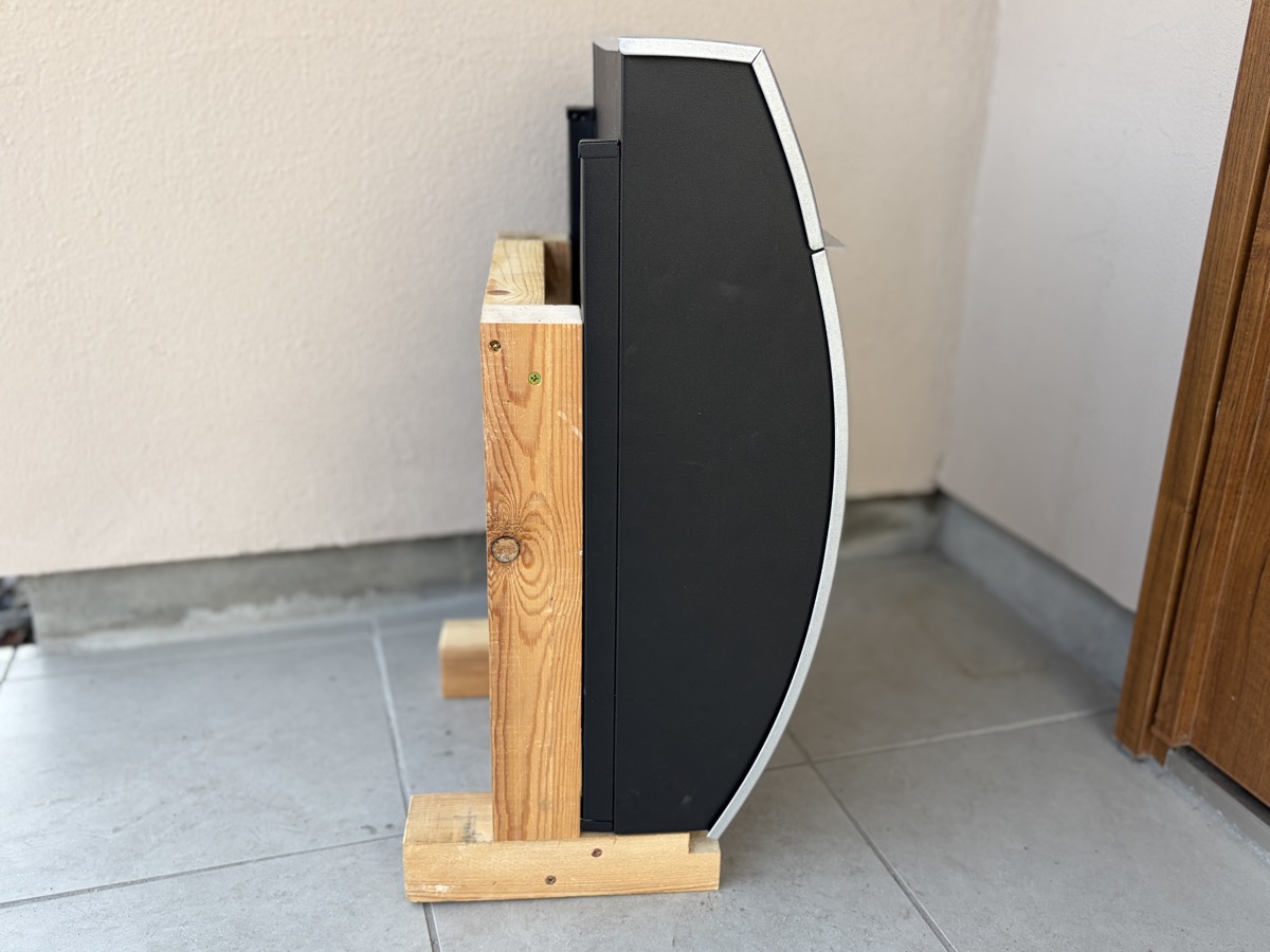 自立スタンドに取り付けたポストを側面から見た様子